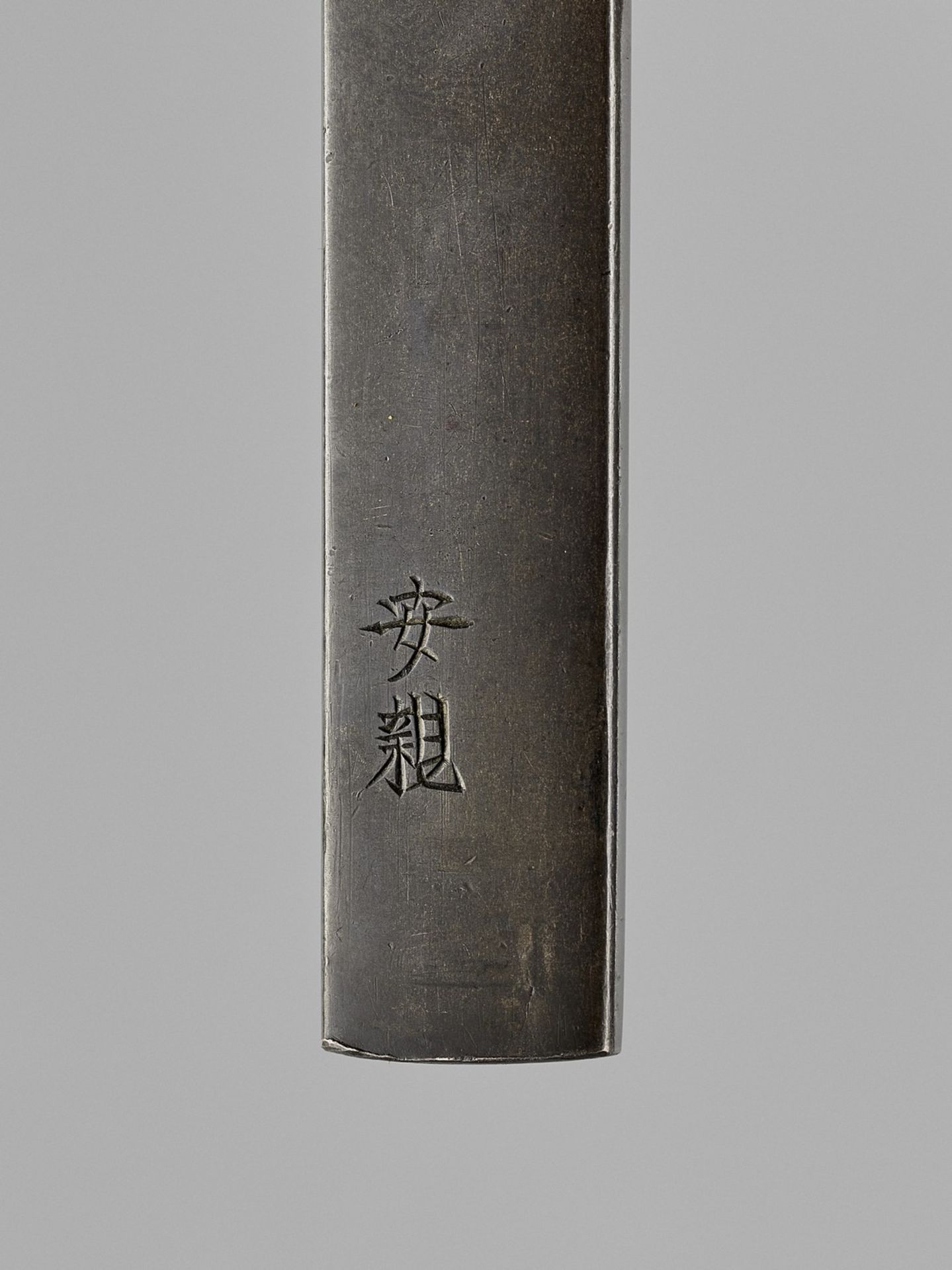 YASUCHIKA: A SHIBUICHI KOZUKA WITH FIVE HORSES - Bild 3 aus 4