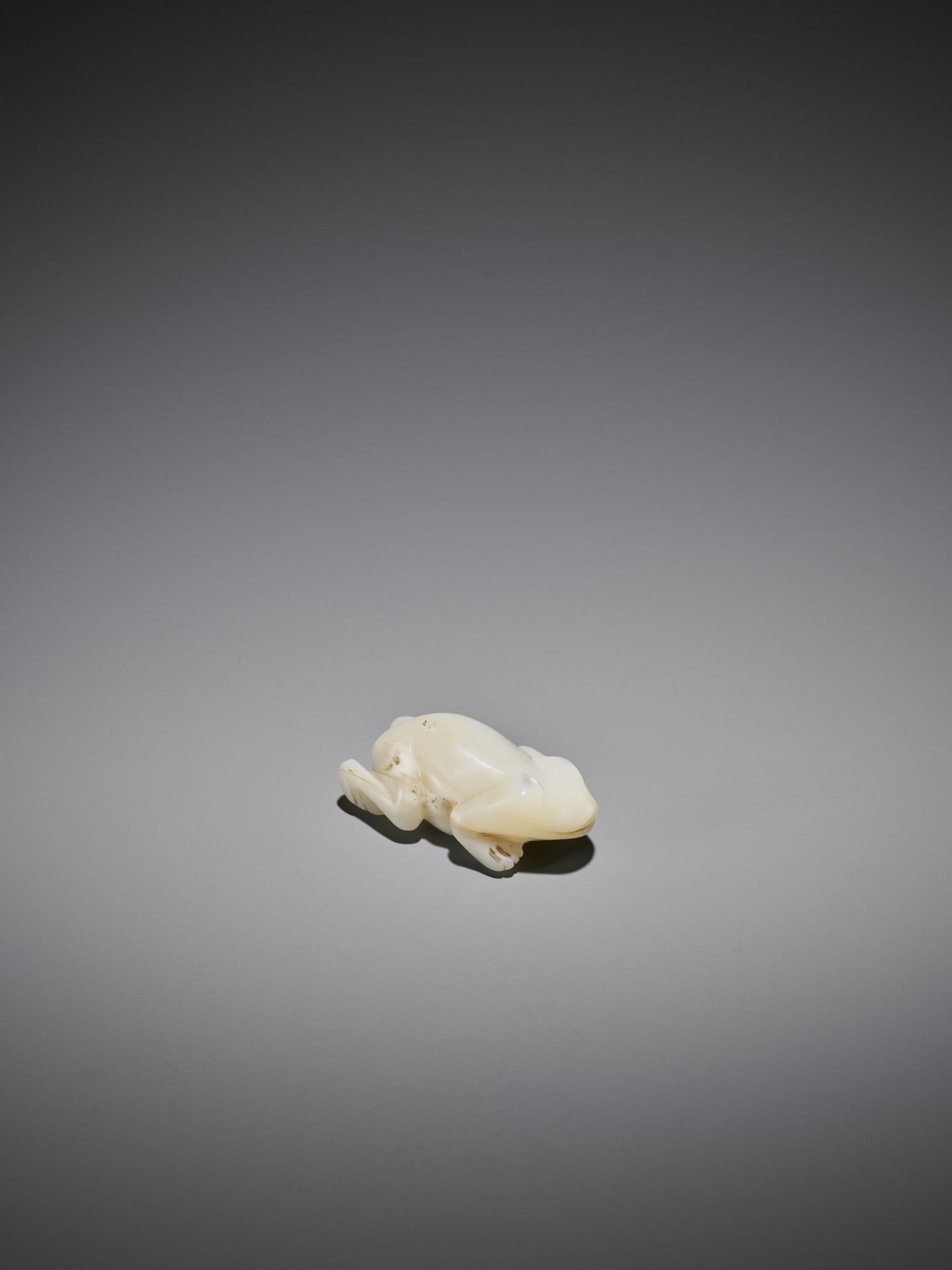 A VERY RARE MOTHER-OF-PEARL NETSUKE OF A FROG - Bild 7 aus 12