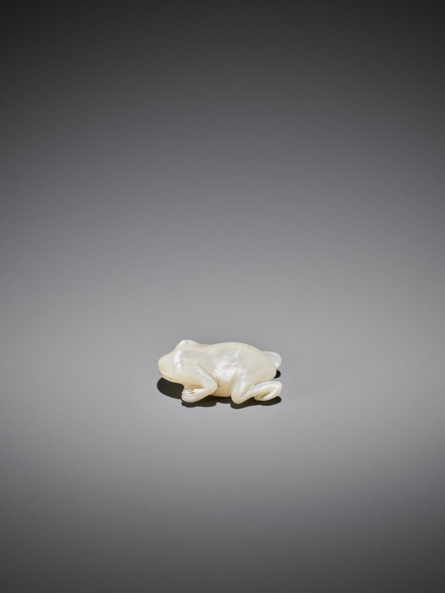A VERY RARE MOTHER-OF-PEARL NETSUKE OF A FROG - Bild 5 aus 12