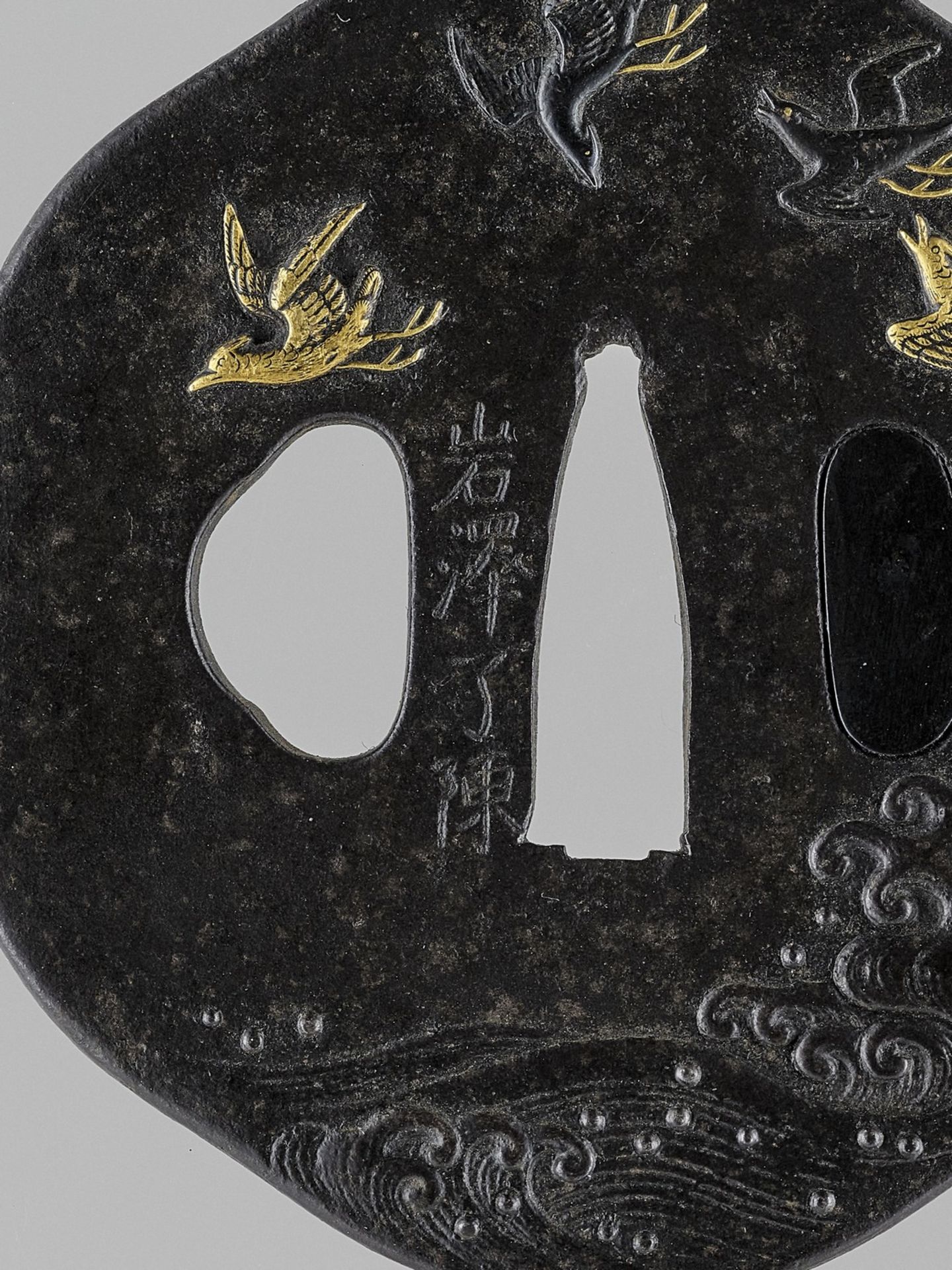 AN INLAID IRON TSUBA WITH FLYING GEESE - Bild 2 aus 4