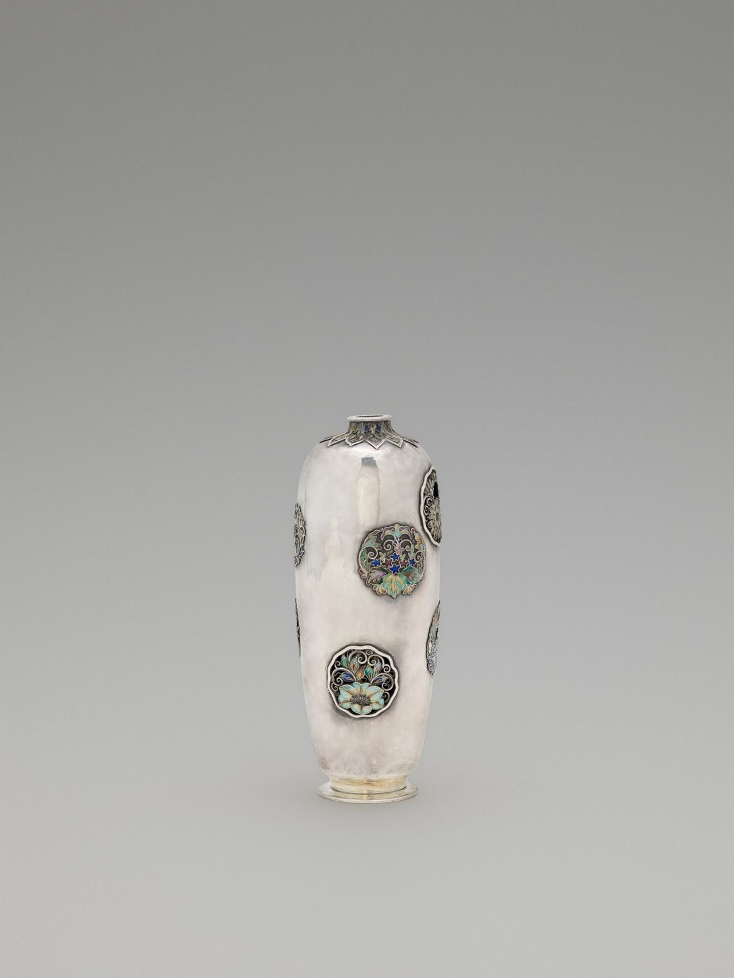 A RARE AND RETICULATED SILVER CLOISONNÉ “VASE WITHIN A VASE” ATTRIBUTED TO HIRATSUKA MOHEI - Image 6 of 10