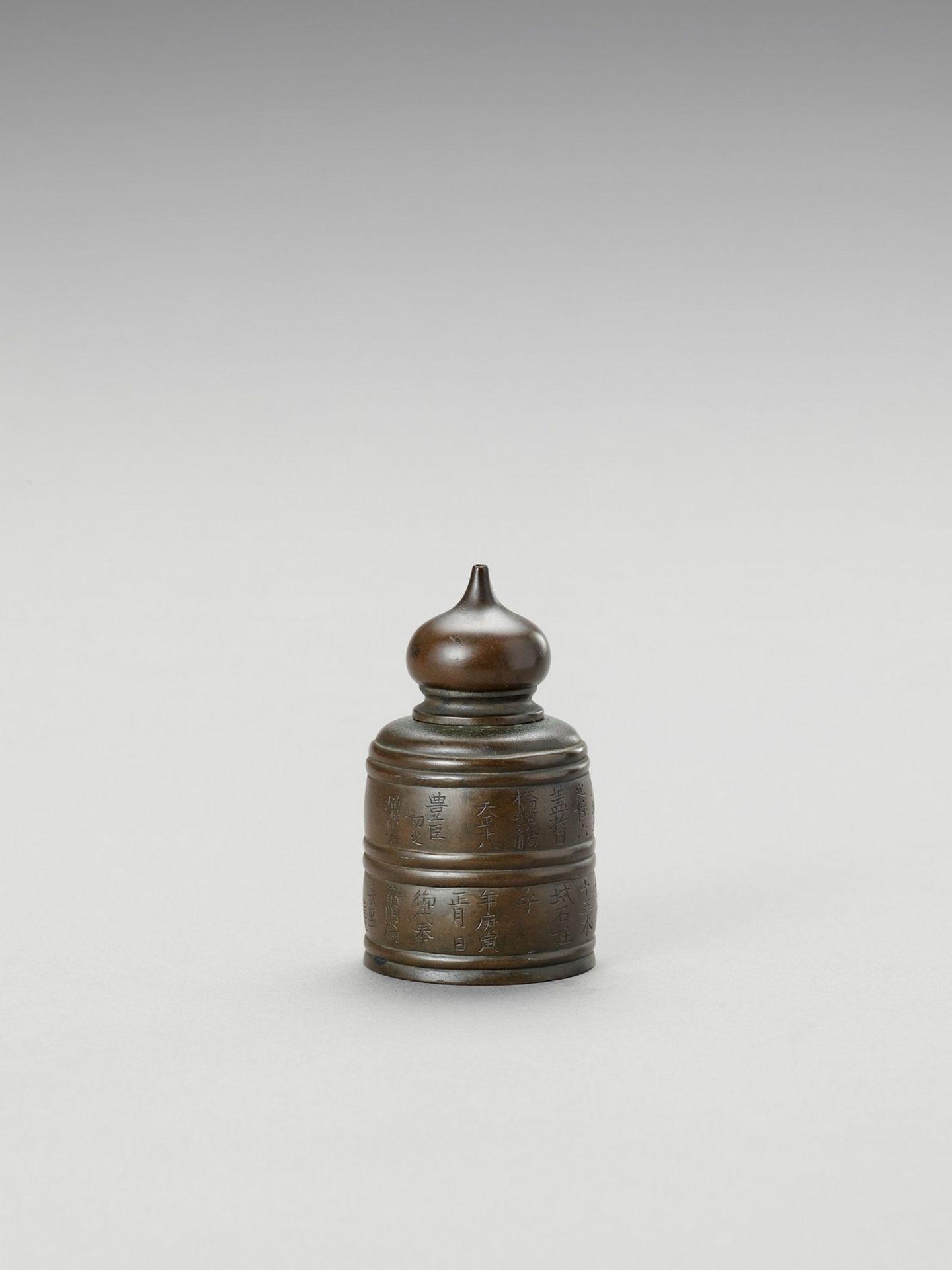 AN INSCRIBED BRONZE SUITEKI (WATER DROPPER) - Bild 4 aus 7