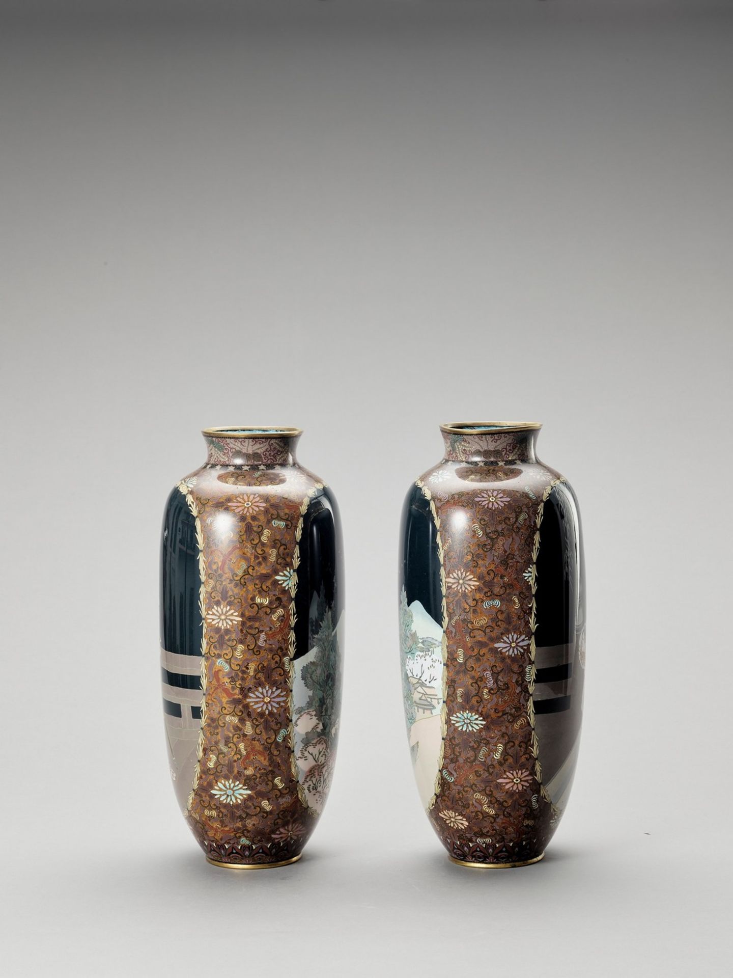 A PAIR OF LARGE CLOISONNÉ VASES - Bild 3 aus 6