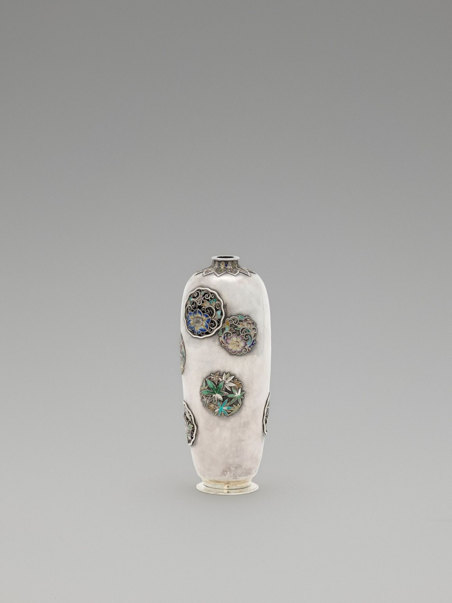 A RARE AND RETICULATED SILVER CLOISONNÉ “VASE WITHIN A VASE” ATTRIBUTED TO HIRATSUKA MOHEI - Image 2 of 10