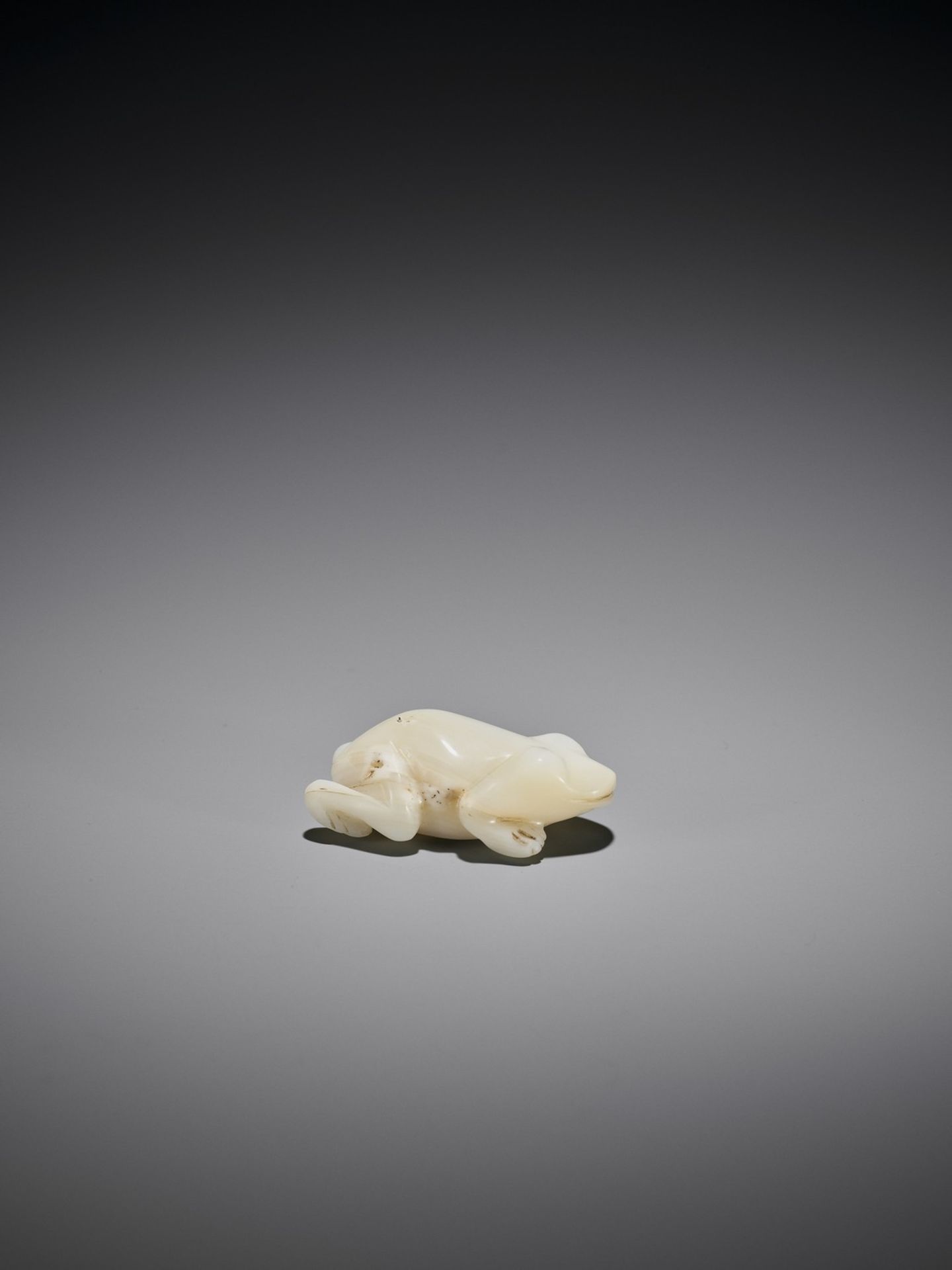 A VERY RARE MOTHER-OF-PEARL NETSUKE OF A FROG - Bild 10 aus 12