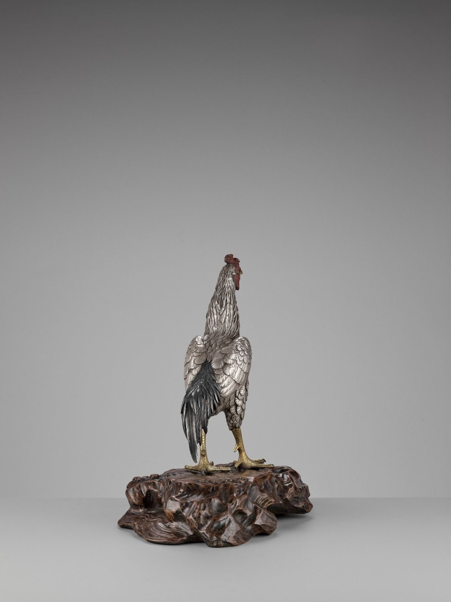 SEIYA: AN UNUSUAL AND RARE PARCEL-GILT SILVERED BRONZE OKIMONO OF A COCKEREL - Bild 9 aus 14