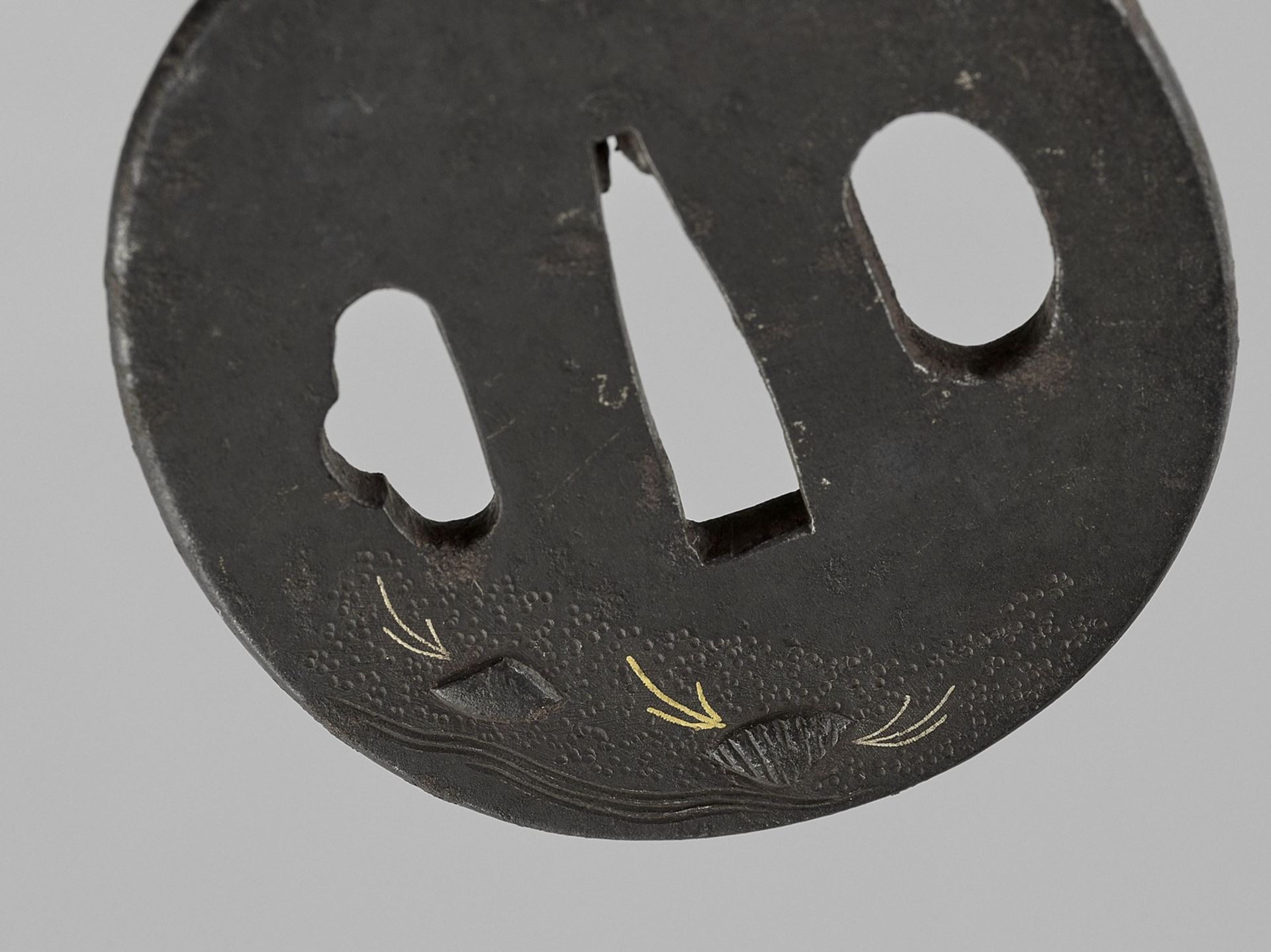 AN IRON TSUBA WITH SEASHELLS - Bild 4 aus 4