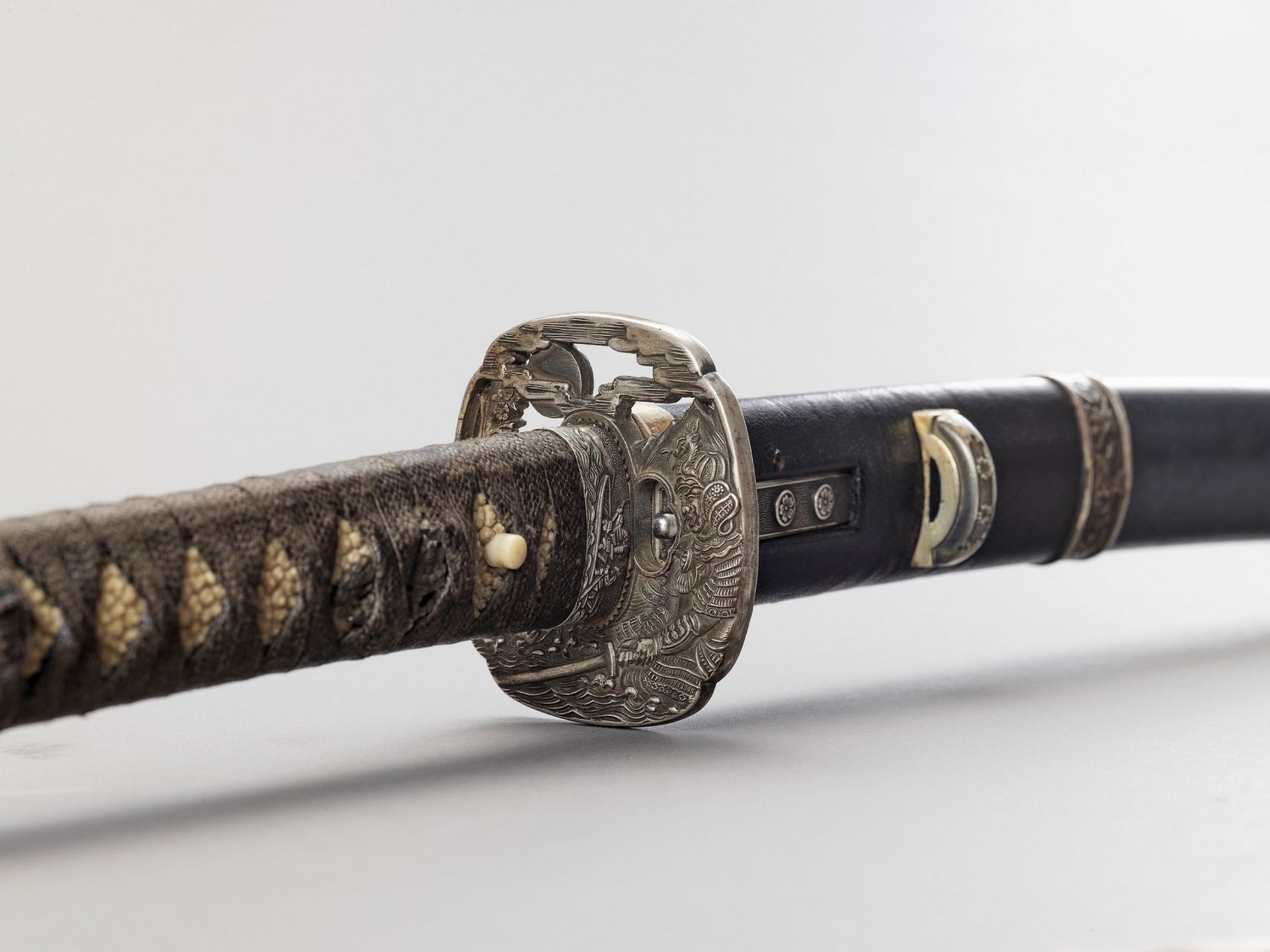 A WAKIZASHI IN ATTRACTIVE KOSHIRAE - Image 4 of 7