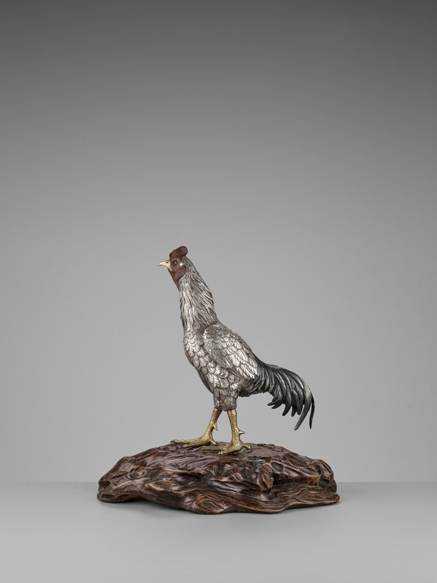 SEIYA: AN UNUSUAL AND RARE PARCEL-GILT SILVERED BRONZE OKIMONO OF A COCKEREL - Bild 7 aus 14