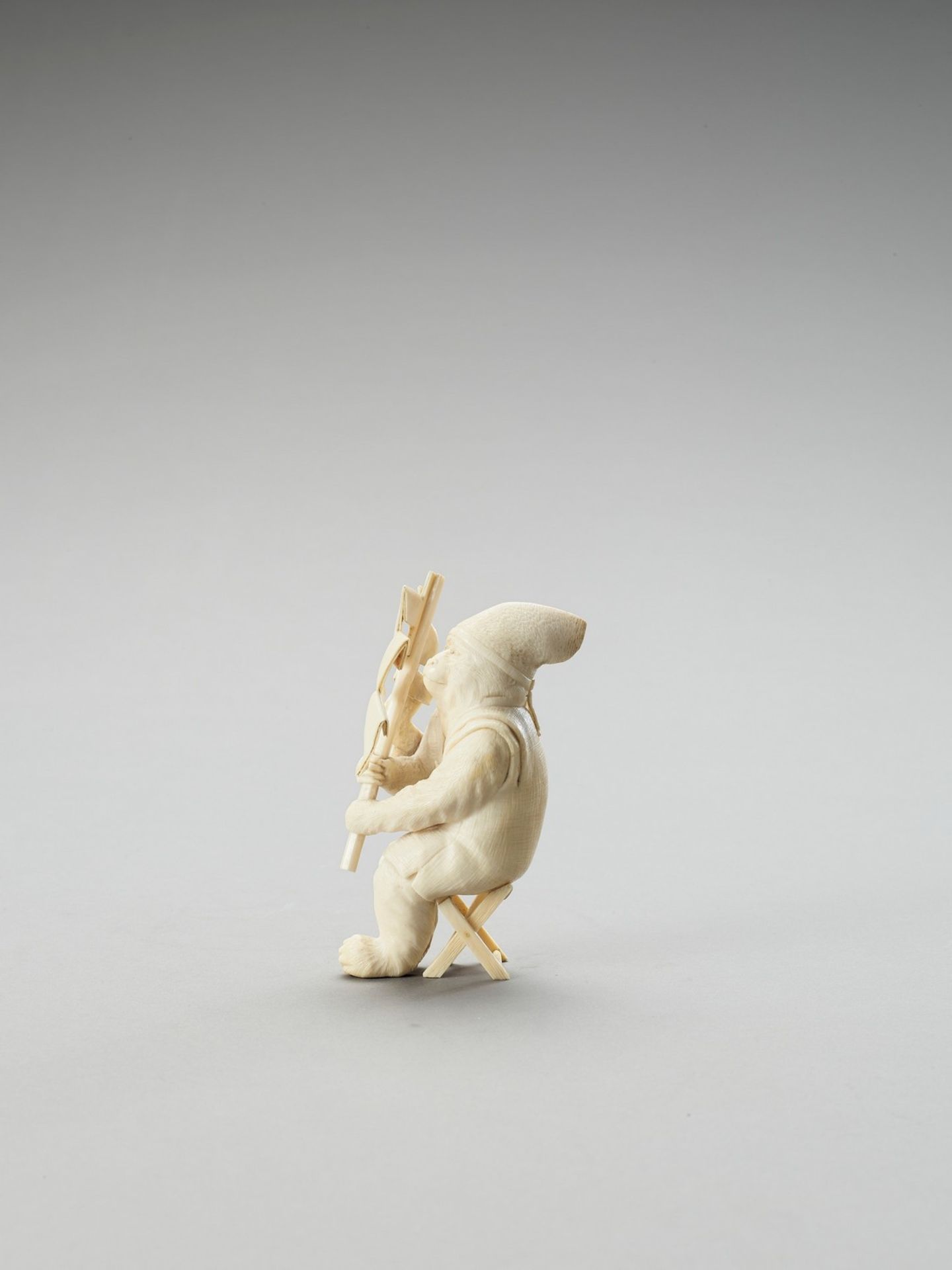 A TOKYO SCHOOL IVORY OKIMONO OF A MONKEY WITH SHIDE - Bild 2 aus 6