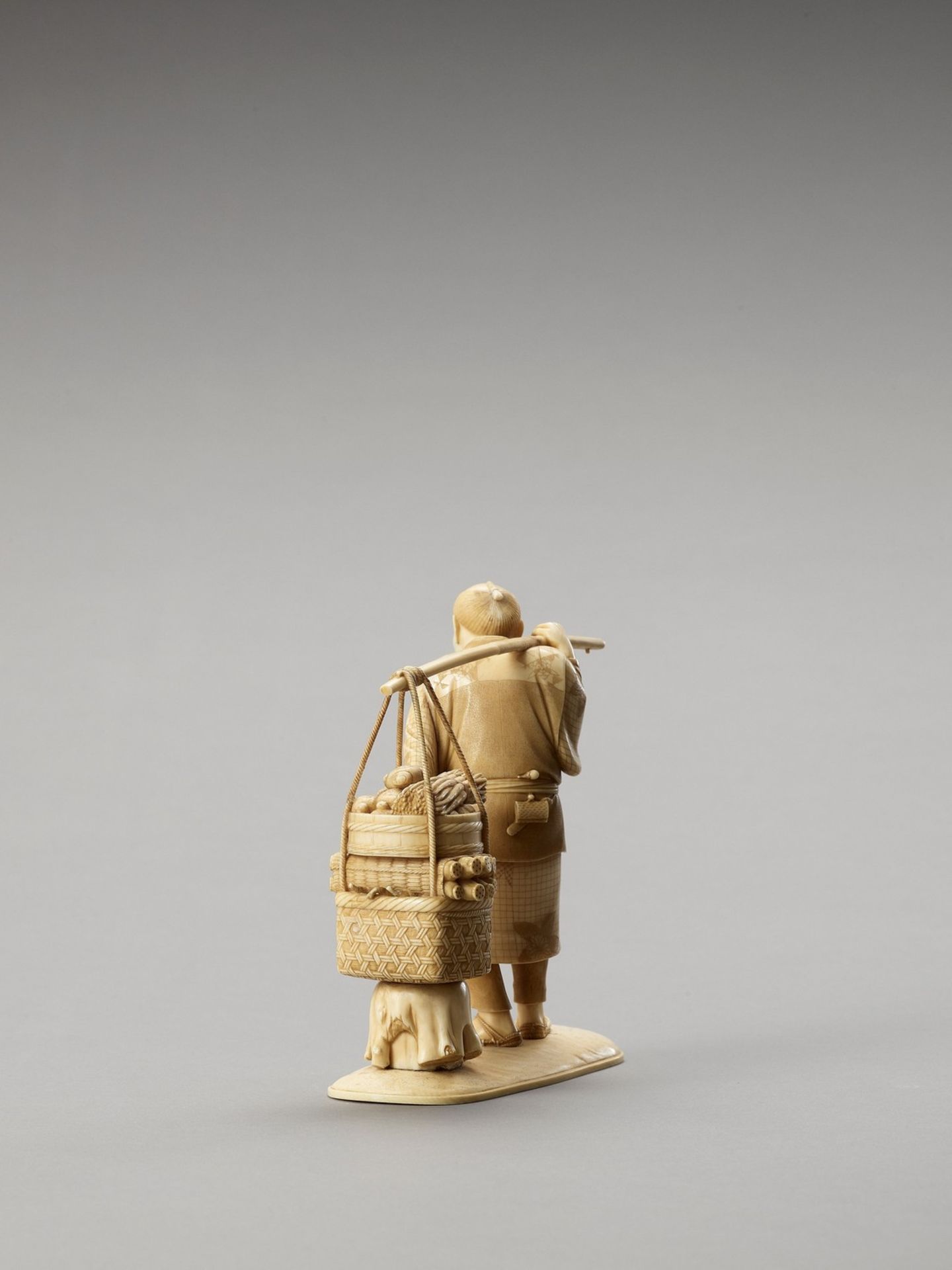 KOGYOKU: AN IVORY OKIMONO OF A VENDOR - Bild 3 aus 5