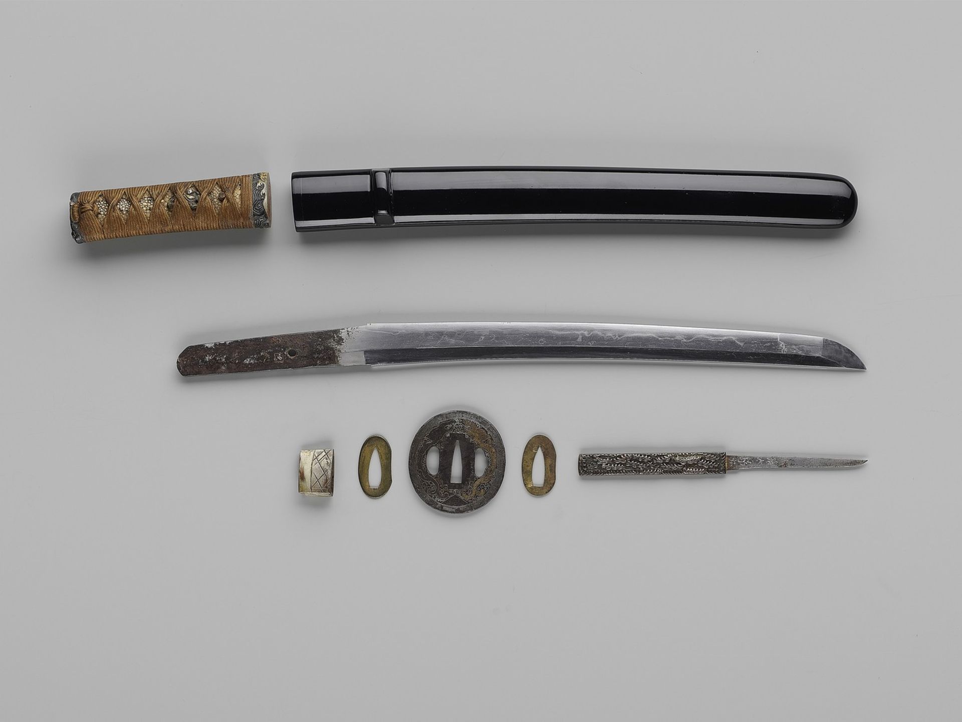 KUNIHISA: A KO-WAKIZASHI IN KOSHIRAE - Image 7 of 12