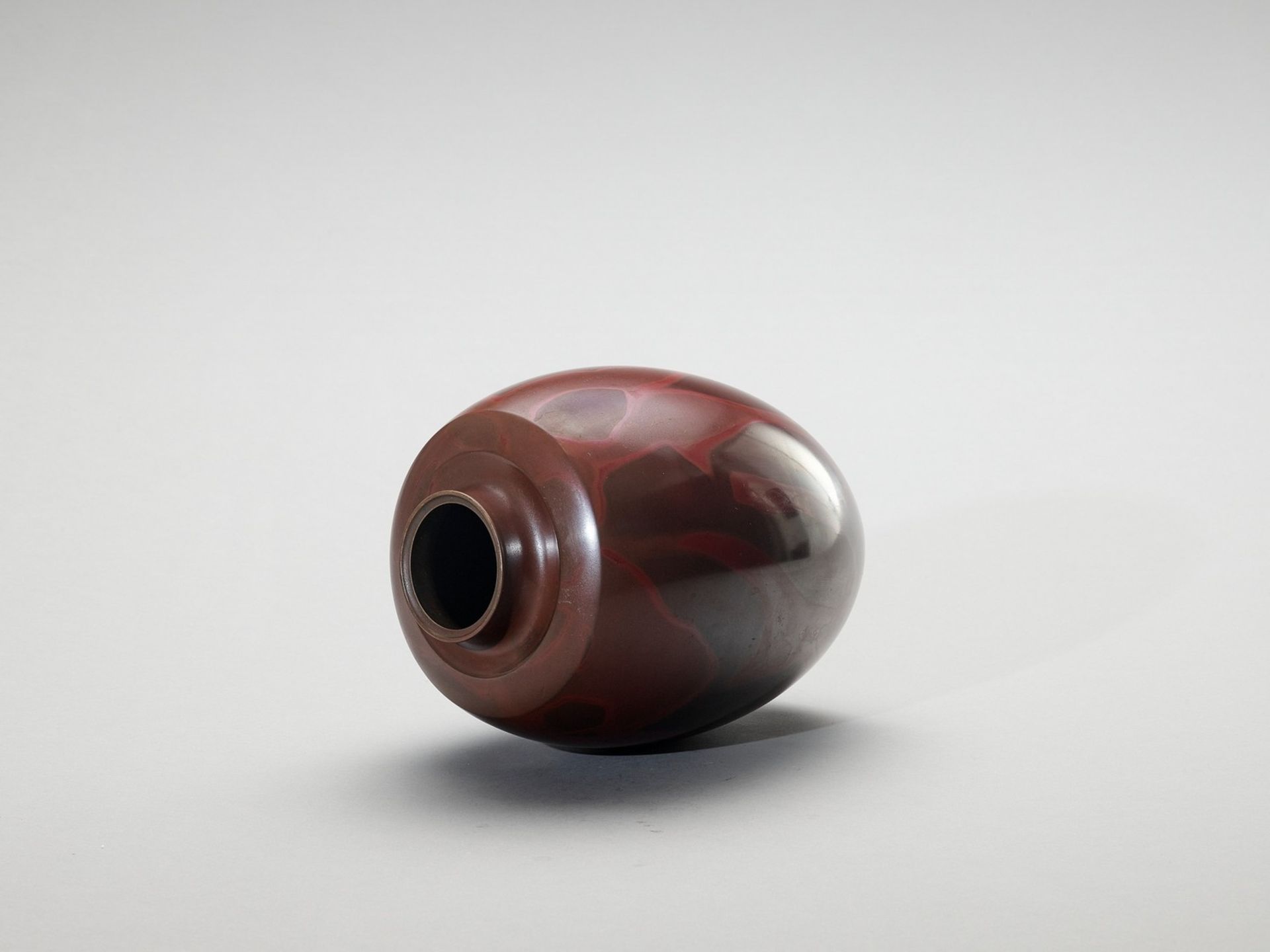 A BRONZE VASE - Image 5 of 7