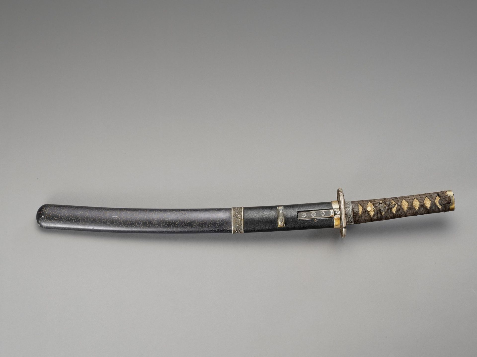 A WAKIZASHI IN ATTRACTIVE KOSHIRAE - Image 3 of 7