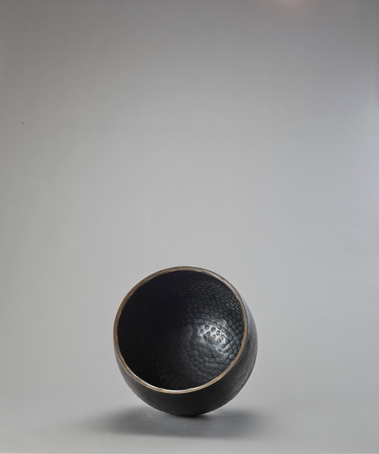 A BUDDHIST BRONZE GONG ON A LACQUERED WOOD STAND - Image 3 of 5