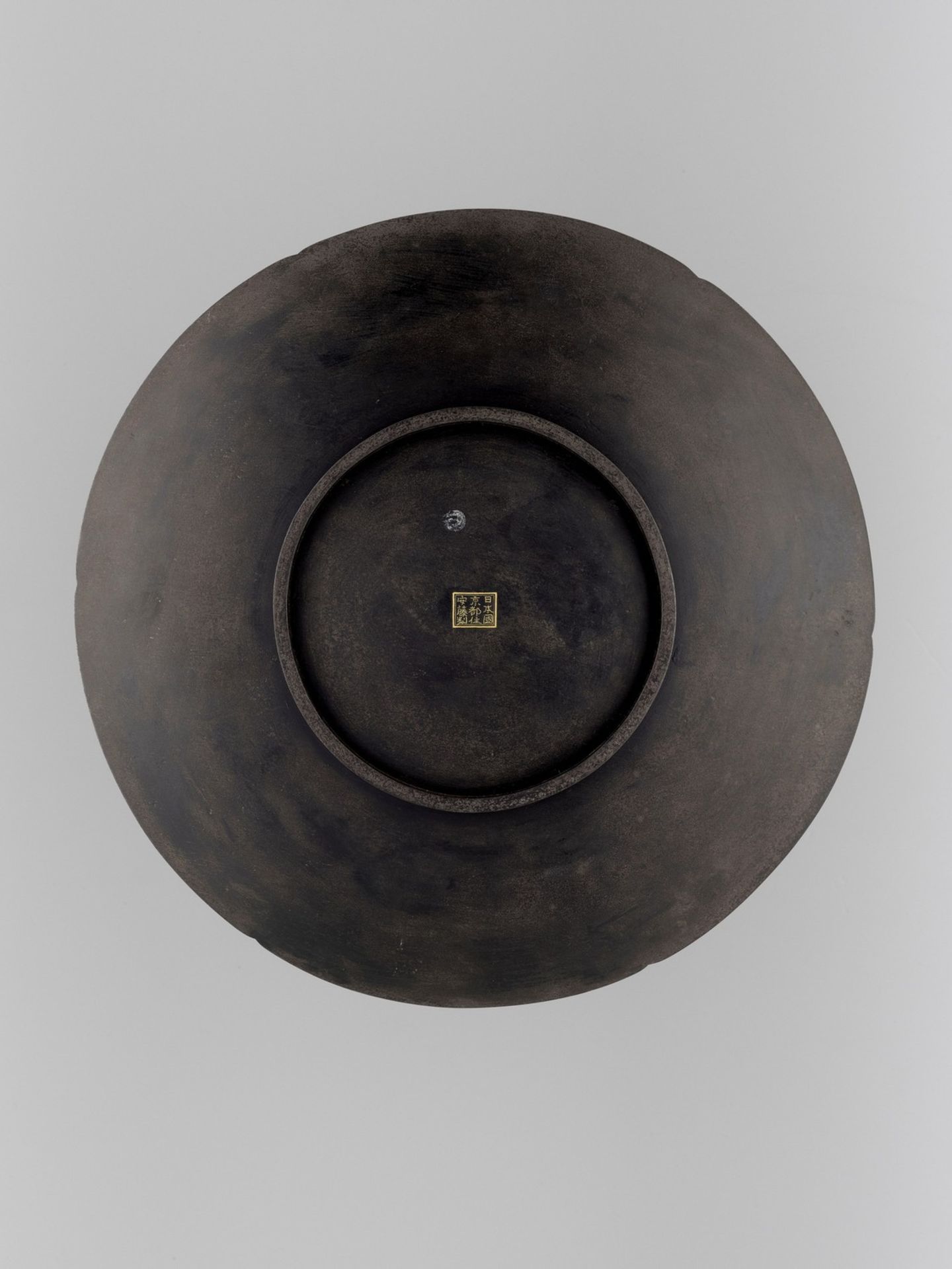 ANDO KATSUAKI: A SUPERB KOMAI STYLE IRON, SILVER AND GOLD DISH - Image 8 of 8