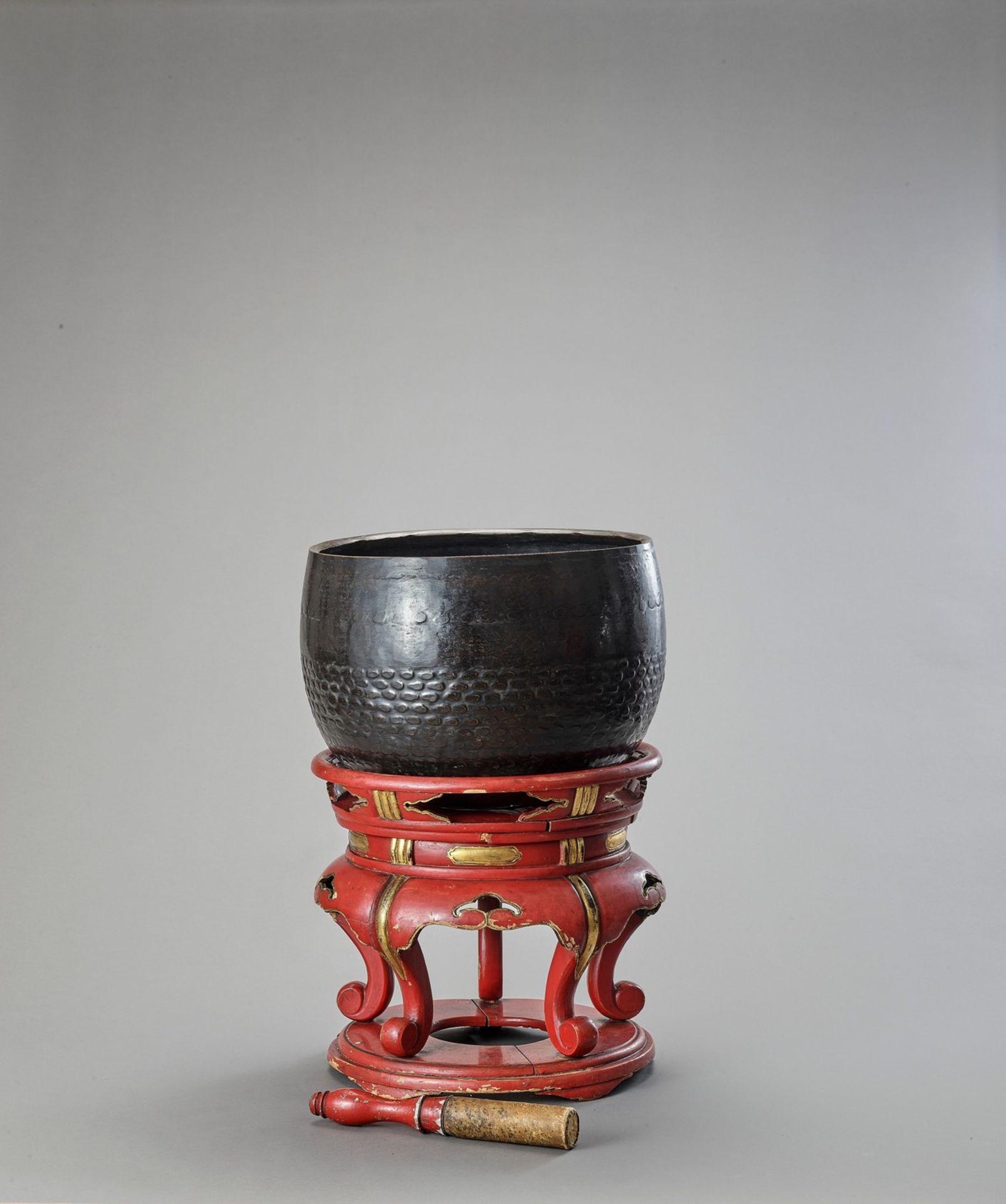 A BUDDHIST BRONZE GONG ON A LACQUERED WOOD STAND - Bild 2 aus 5