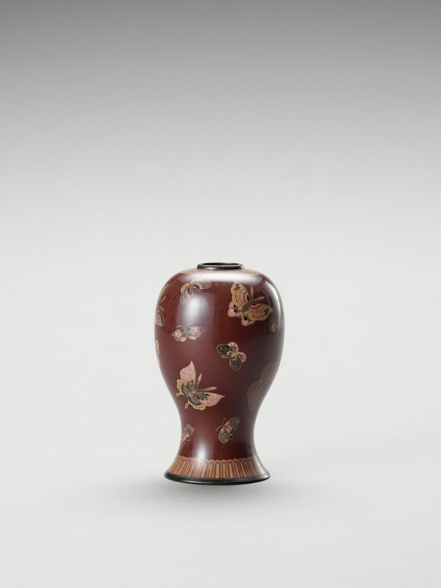 A CLOISONNE ENAMEL VASE WITH BUTTERFLIES - Bild 5 aus 6