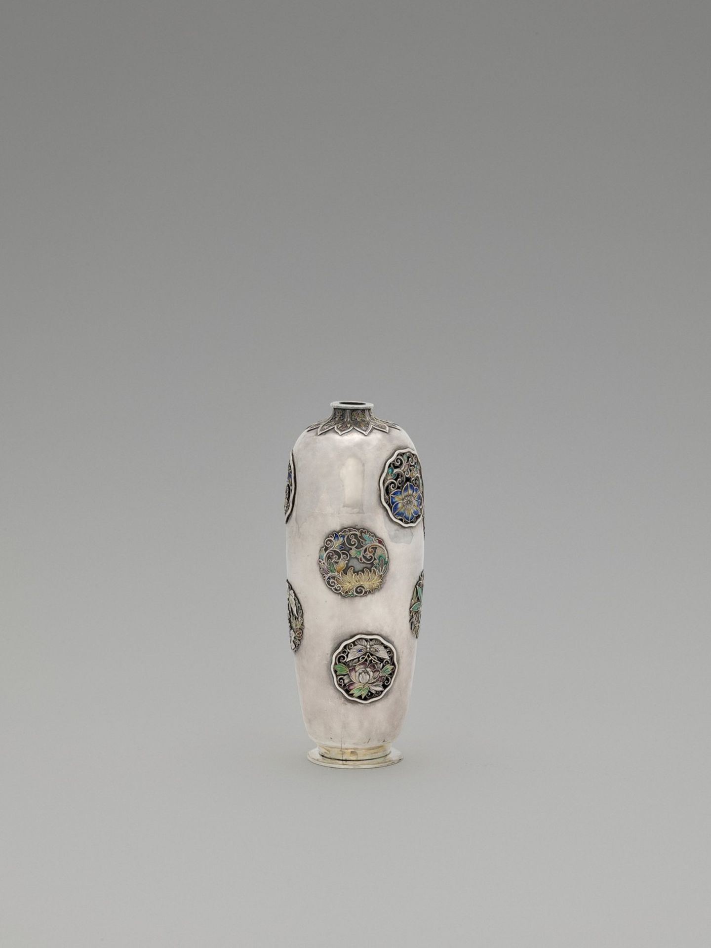 A RARE AND RETICULATED SILVER CLOISONNÉ “VASE WITHIN A VASE” ATTRIBUTED TO HIRATSUKA MOHEI - Image 5 of 10