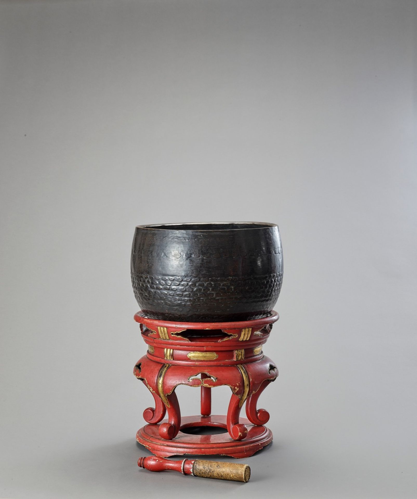 A BUDDHIST BRONZE GONG ON A LACQUERED WOOD STAND - Image 4 of 5