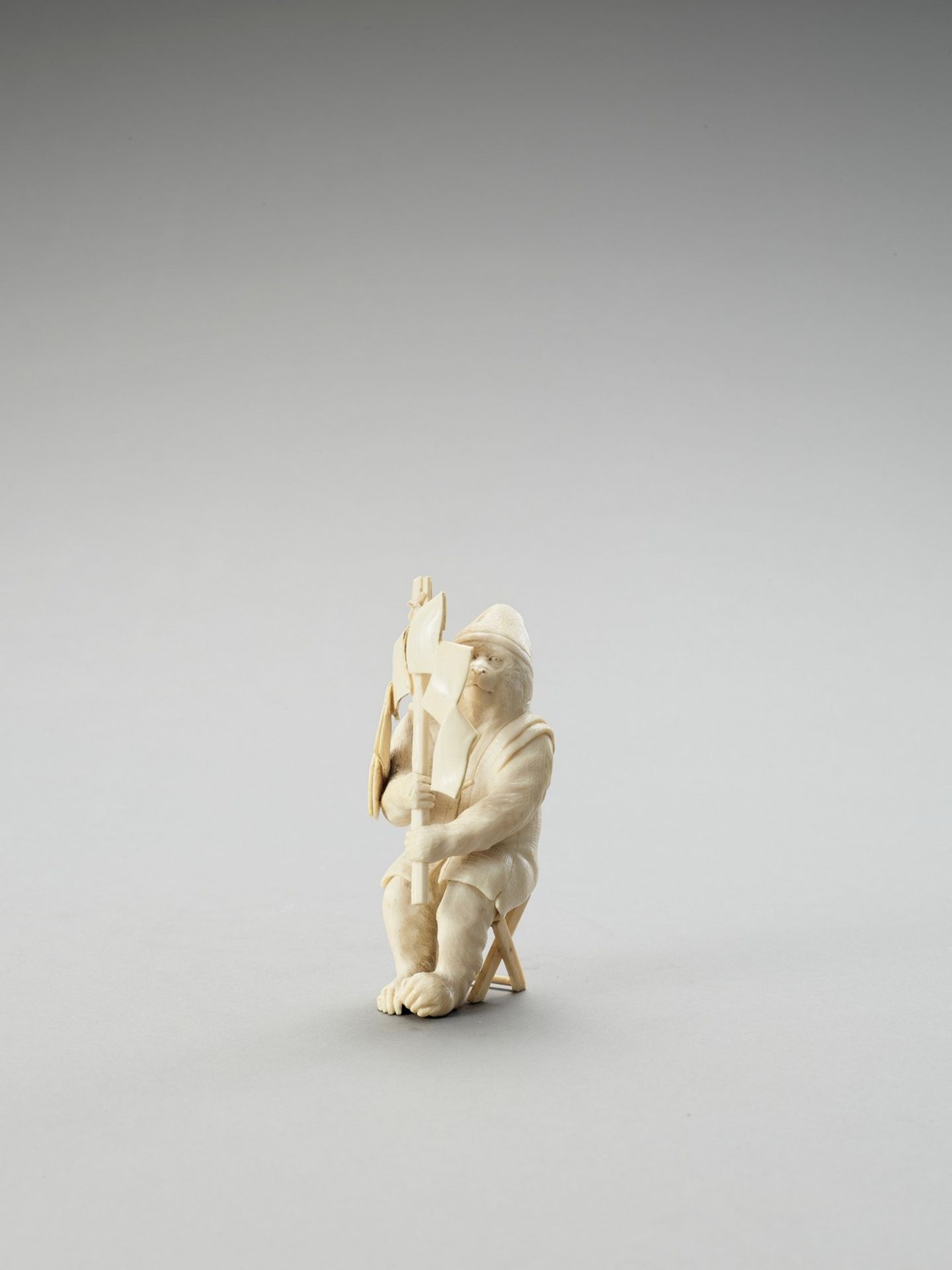 A TOKYO SCHOOL IVORY OKIMONO OF A MONKEY WITH SHIDE - Bild 3 aus 6