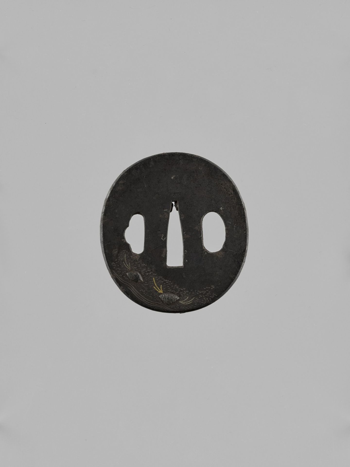 AN IRON TSUBA WITH SEASHELLS - Bild 2 aus 4