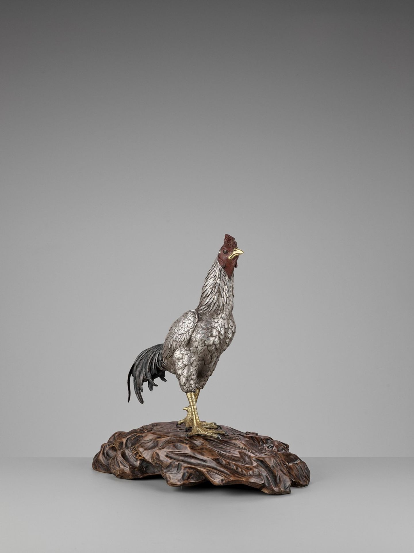 SEIYA: AN UNUSUAL AND RARE PARCEL-GILT SILVERED BRONZE OKIMONO OF A COCKEREL - Bild 11 aus 14