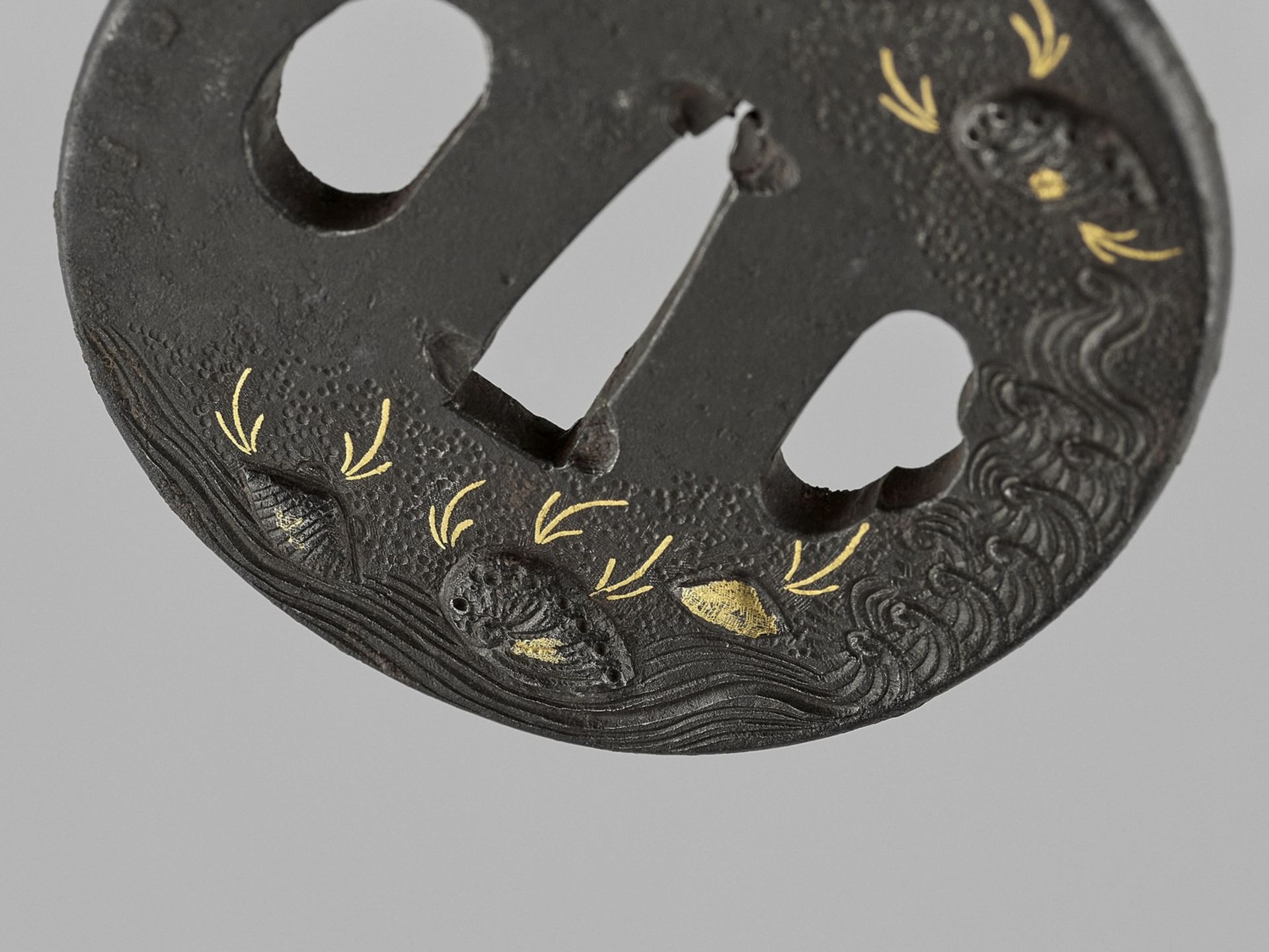 AN IRON TSUBA WITH SEASHELLS - Image 3 of 4