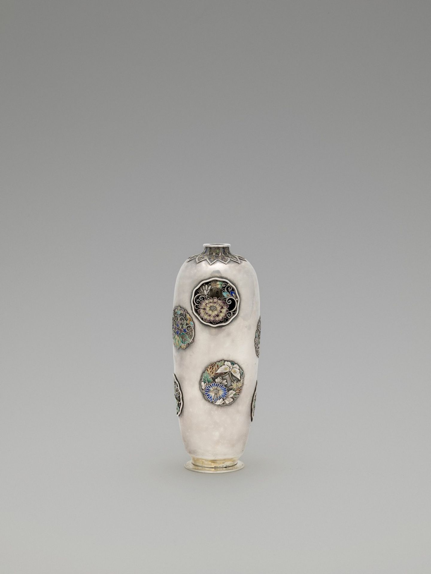 A RARE AND RETICULATED SILVER CLOISONNÉ “VASE WITHIN A VASE” ATTRIBUTED TO HIRATSUKA MOHEI