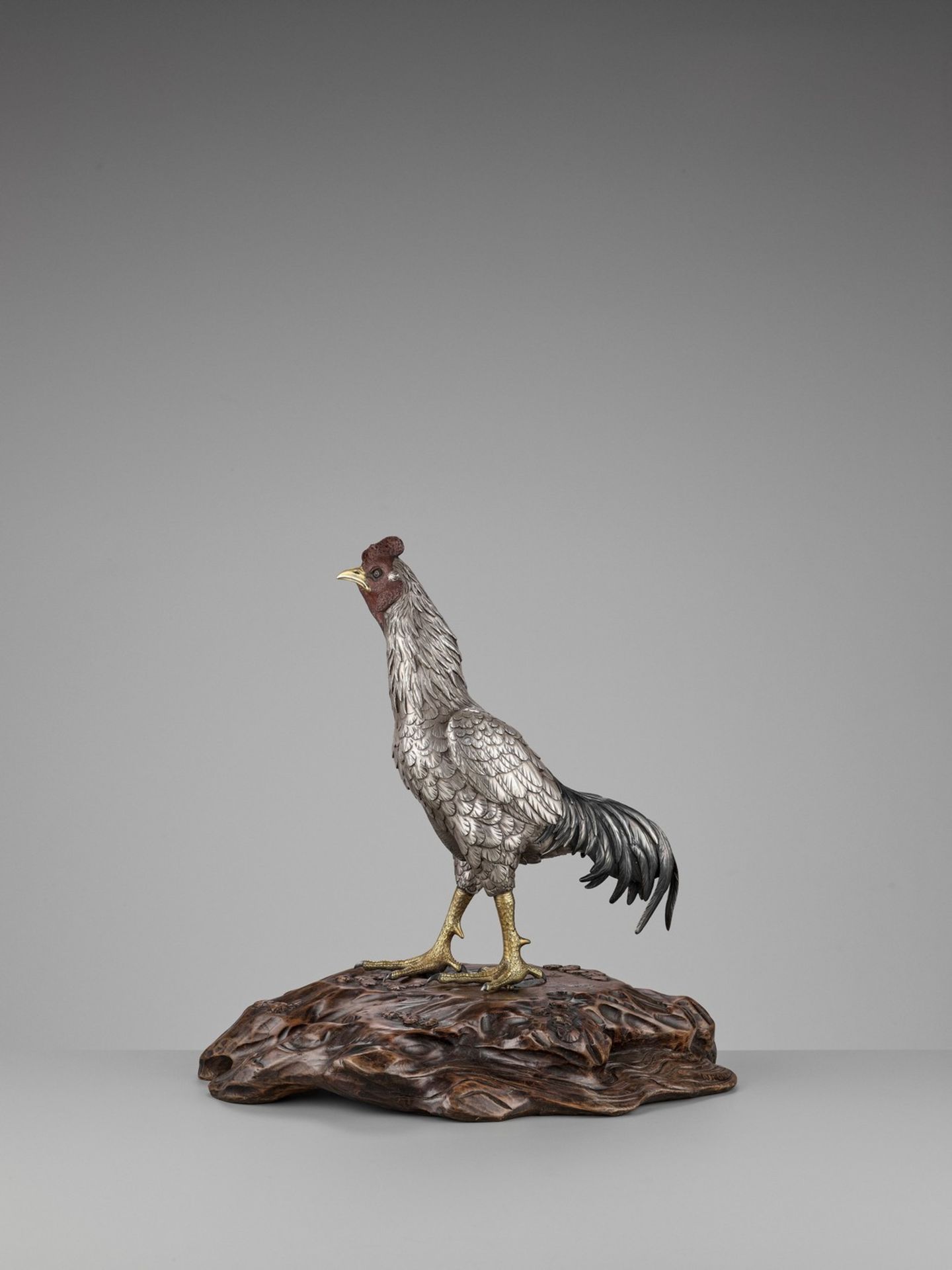 SEIYA: AN UNUSUAL AND RARE PARCEL-GILT SILVERED BRONZE OKIMONO OF A COCKEREL - Bild 3 aus 14