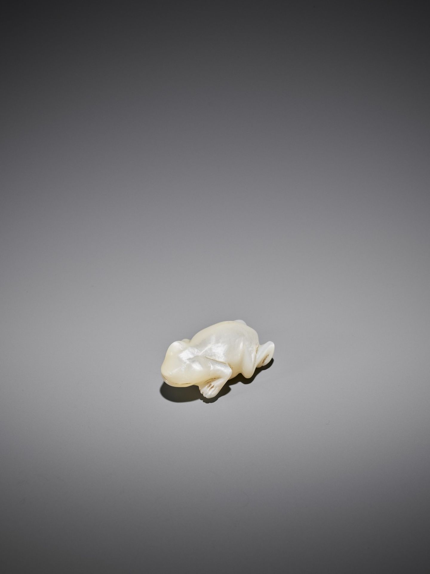 A VERY RARE MOTHER-OF-PEARL NETSUKE OF A FROG - Bild 3 aus 12