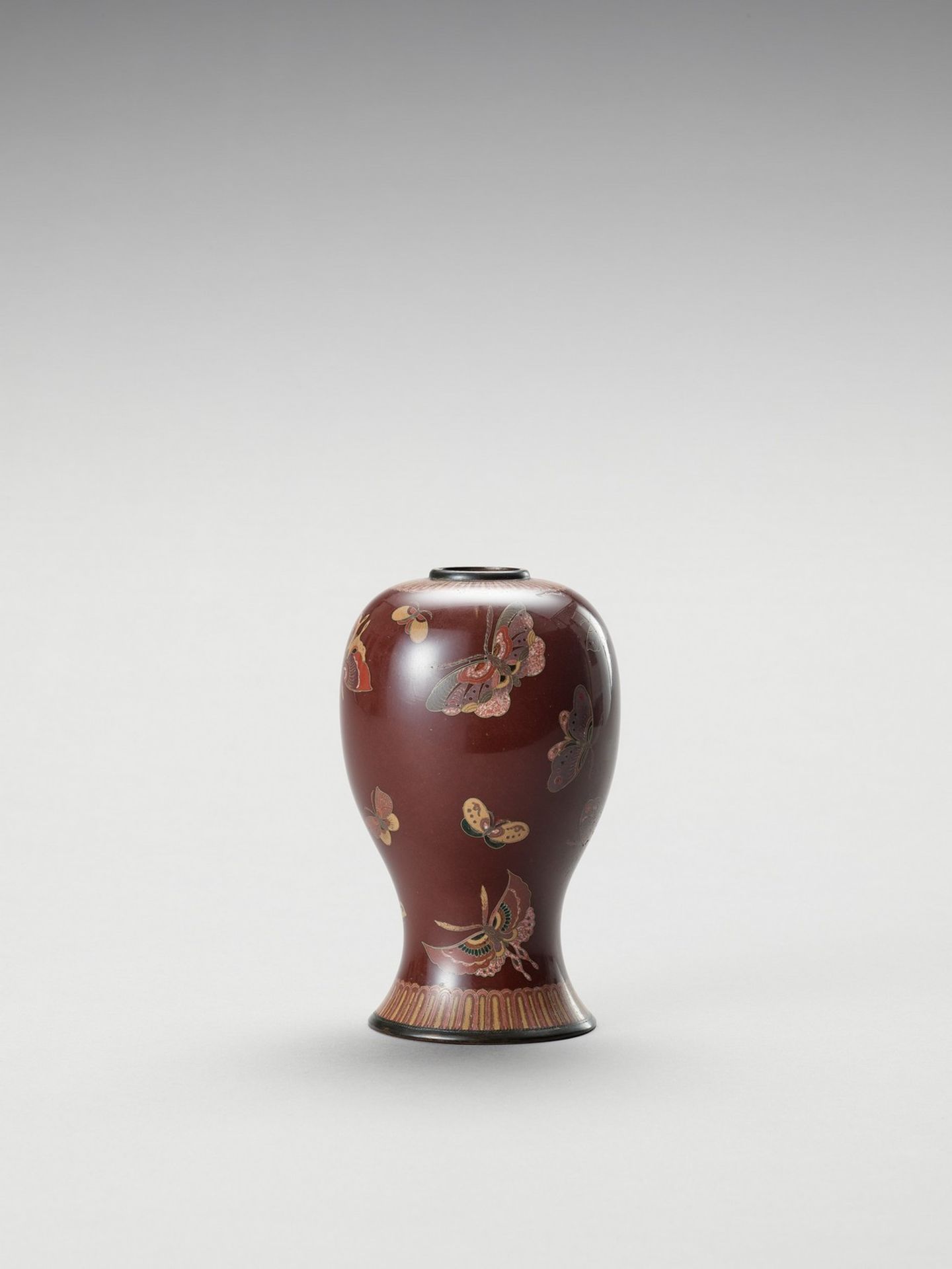 A CLOISONNE ENAMEL VASE WITH BUTTERFLIES - Image 2 of 6