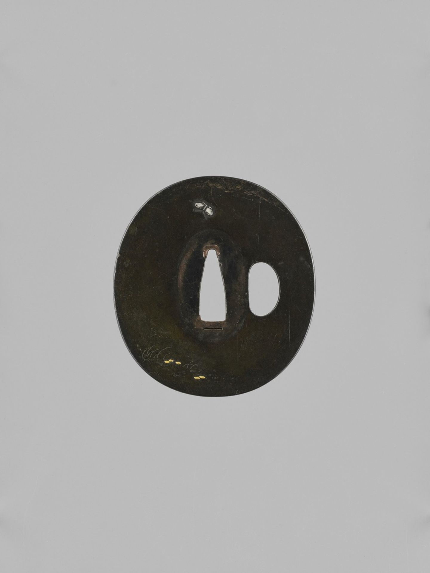 A SHIBUICHI TSUBA WITH BUTTERFLIES AND BASKET - Bild 2 aus 4