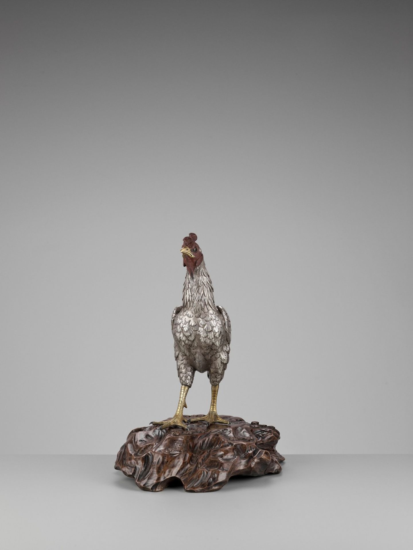 SEIYA: AN UNUSUAL AND RARE PARCEL-GILT SILVERED BRONZE OKIMONO OF A COCKEREL - Bild 6 aus 14