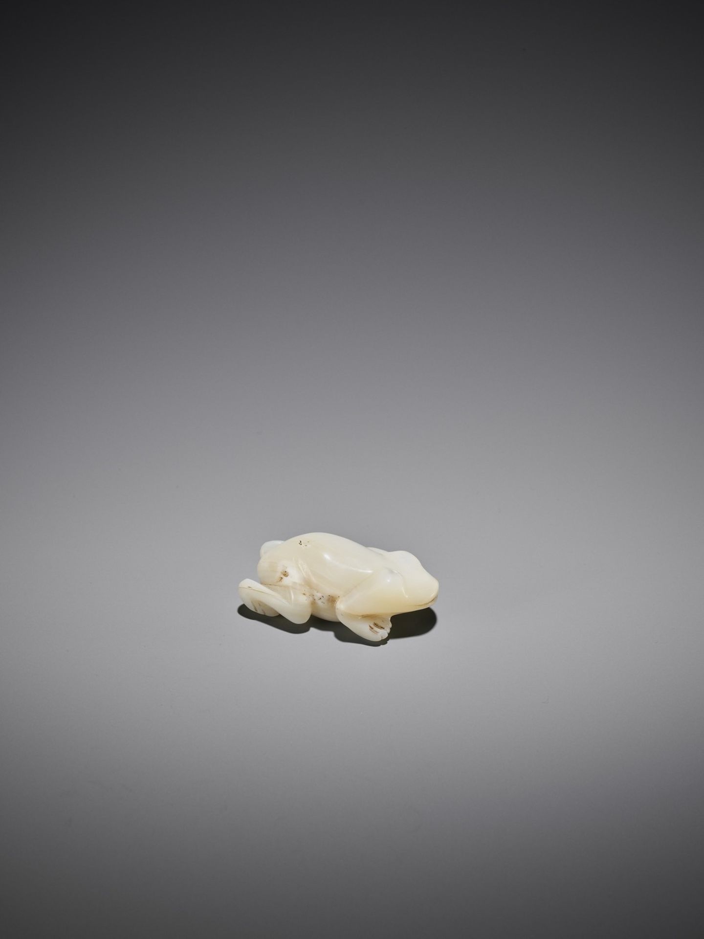 A VERY RARE MOTHER-OF-PEARL NETSUKE OF A FROG - Bild 8 aus 12