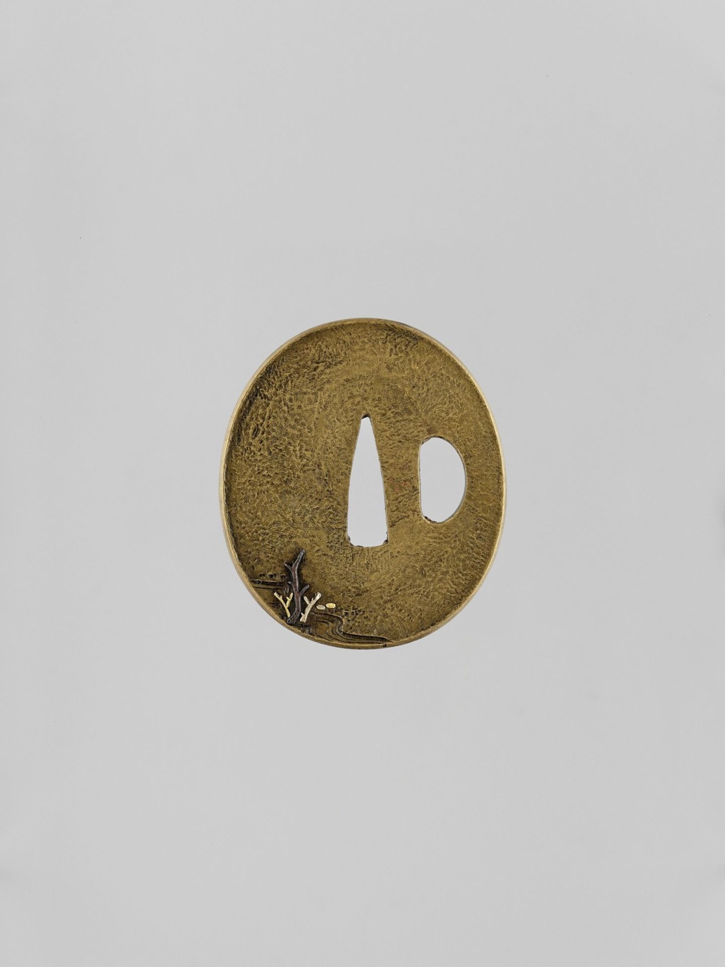 AN INLAID SENTOKU TSUBA WITH A MONKEY AND BUTTERFLY - Bild 2 aus 4