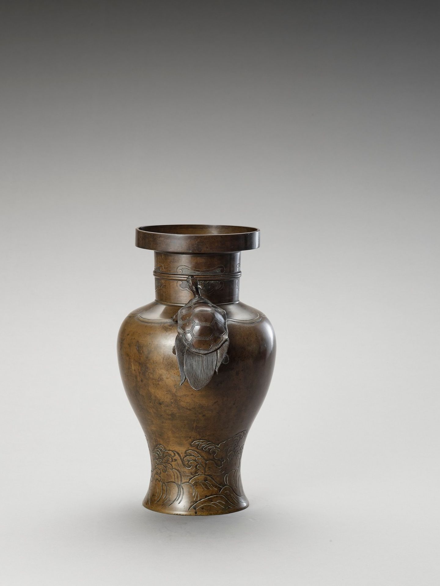 A BRONZE BALUSTER VASE WITH MINOGAME AND WAVES - Bild 2 aus 8