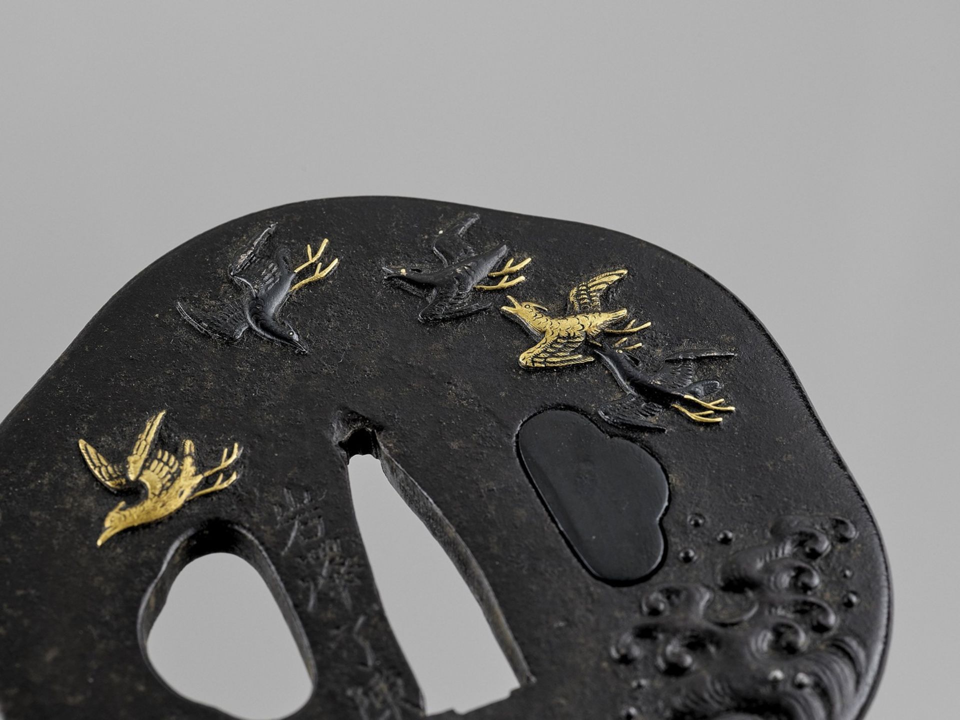 AN INLAID IRON TSUBA WITH FLYING GEESE - Bild 4 aus 4