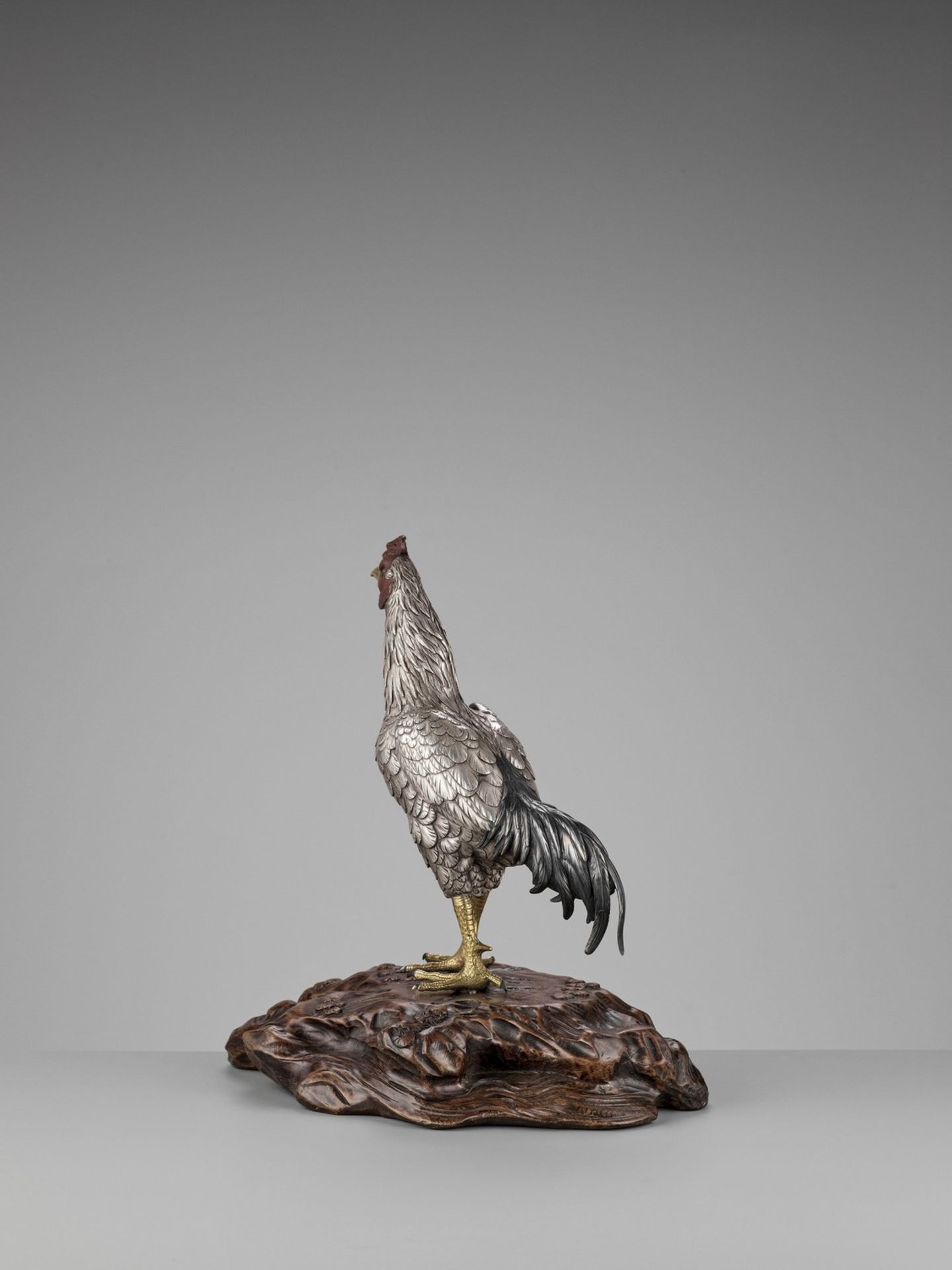 SEIYA: AN UNUSUAL AND RARE PARCEL-GILT SILVERED BRONZE OKIMONO OF A COCKEREL - Bild 8 aus 14