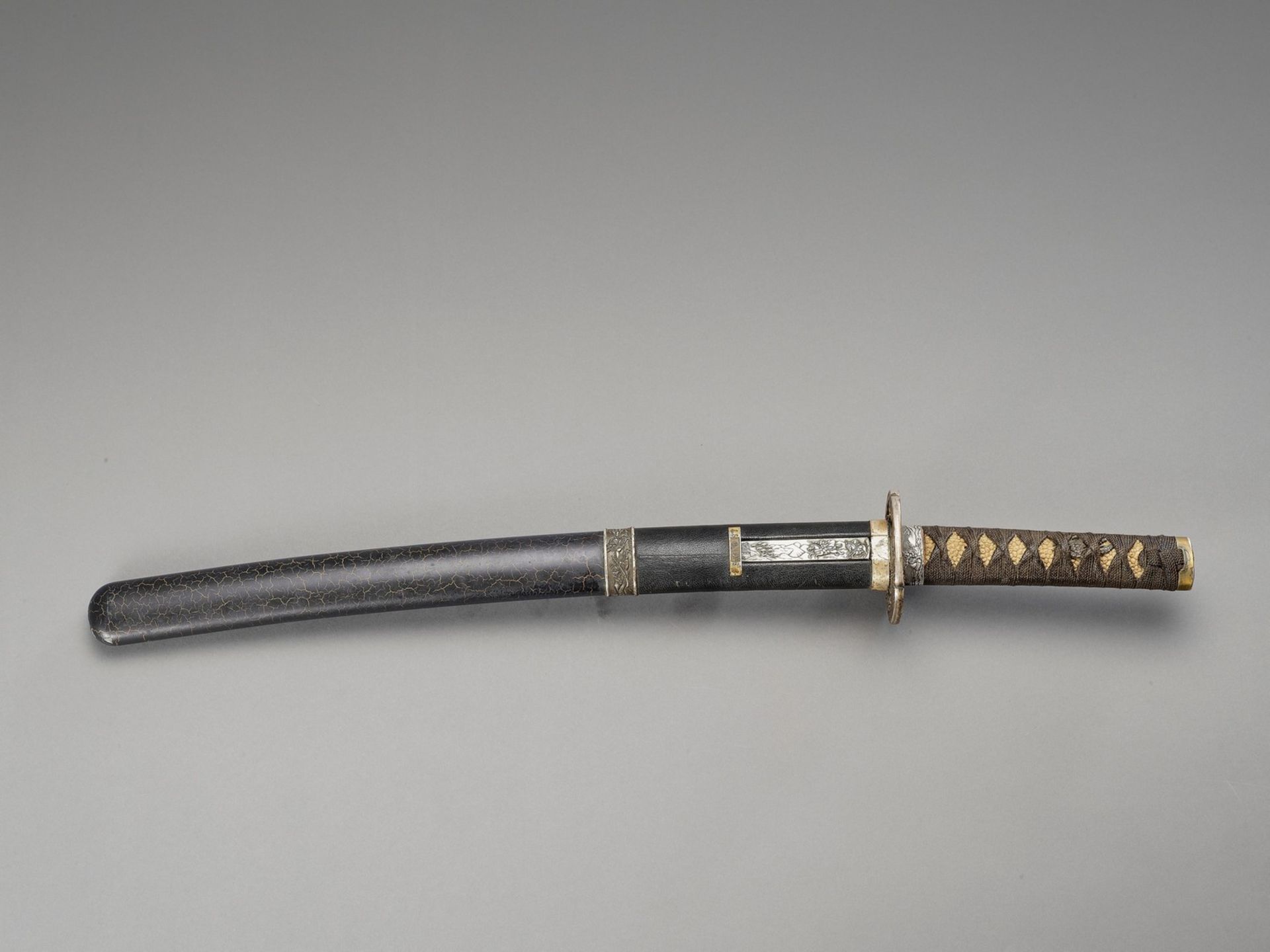 A WAKIZASHI IN ATTRACTIVE KOSHIRAE - Image 2 of 7