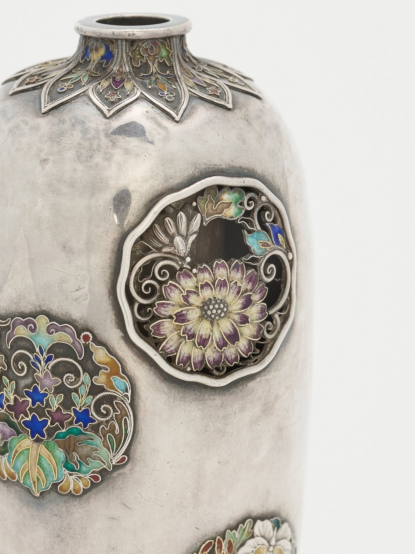 A RARE AND RETICULATED SILVER CLOISONNÉ “VASE WITHIN A VASE” ATTRIBUTED TO HIRATSUKA MOHEI - Image 3 of 10