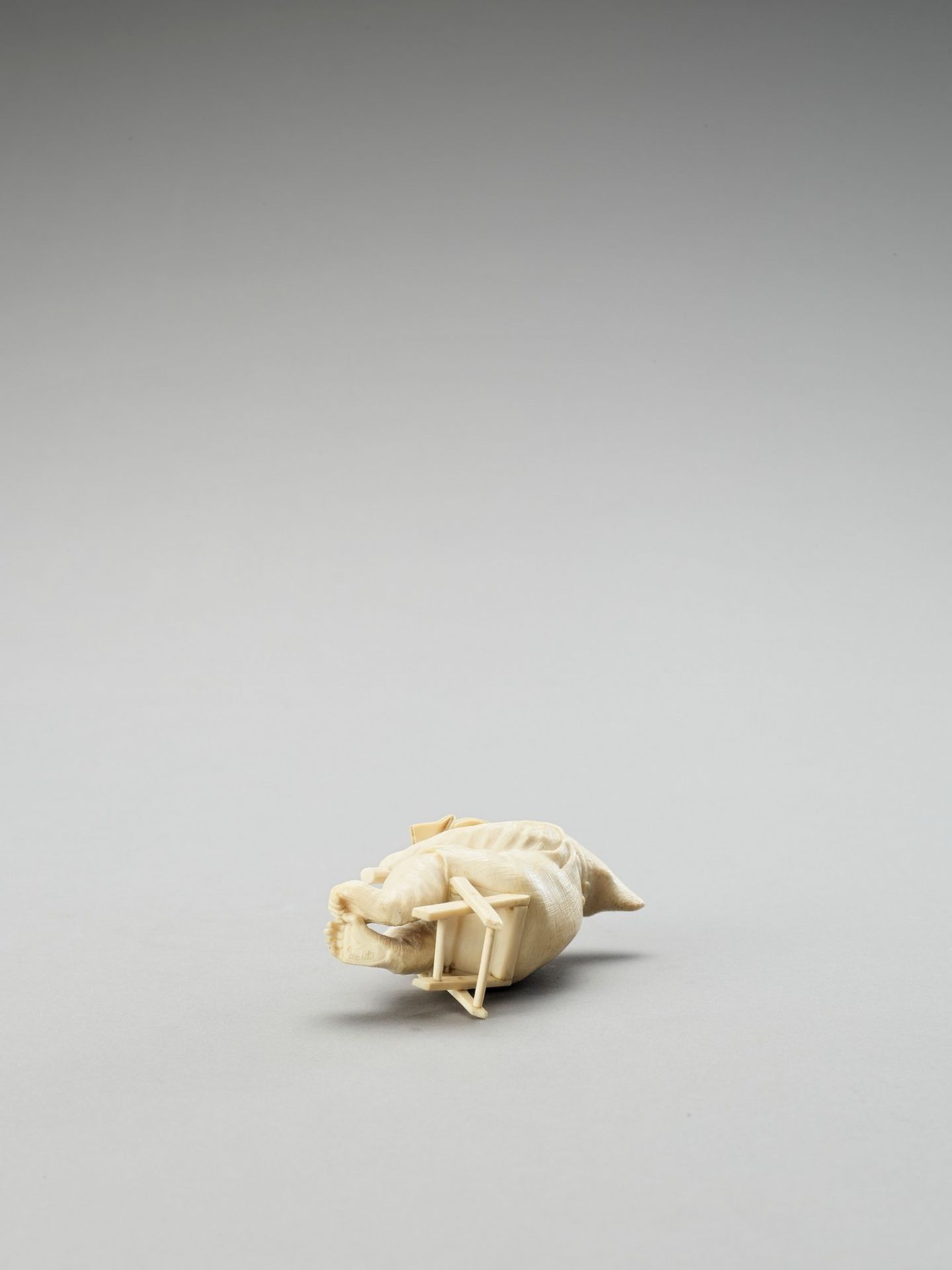 A TOKYO SCHOOL IVORY OKIMONO OF A MONKEY WITH SHIDE - Bild 6 aus 6