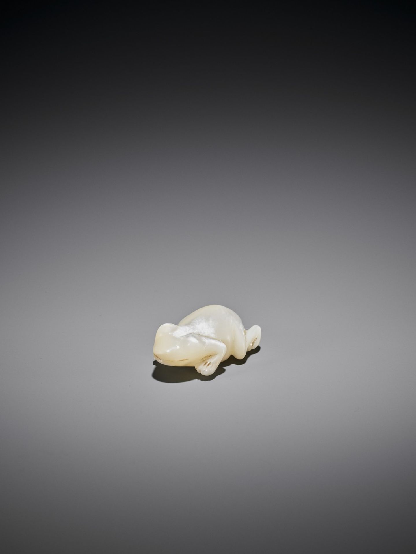 A VERY RARE MOTHER-OF-PEARL NETSUKE OF A FROG - Bild 9 aus 12