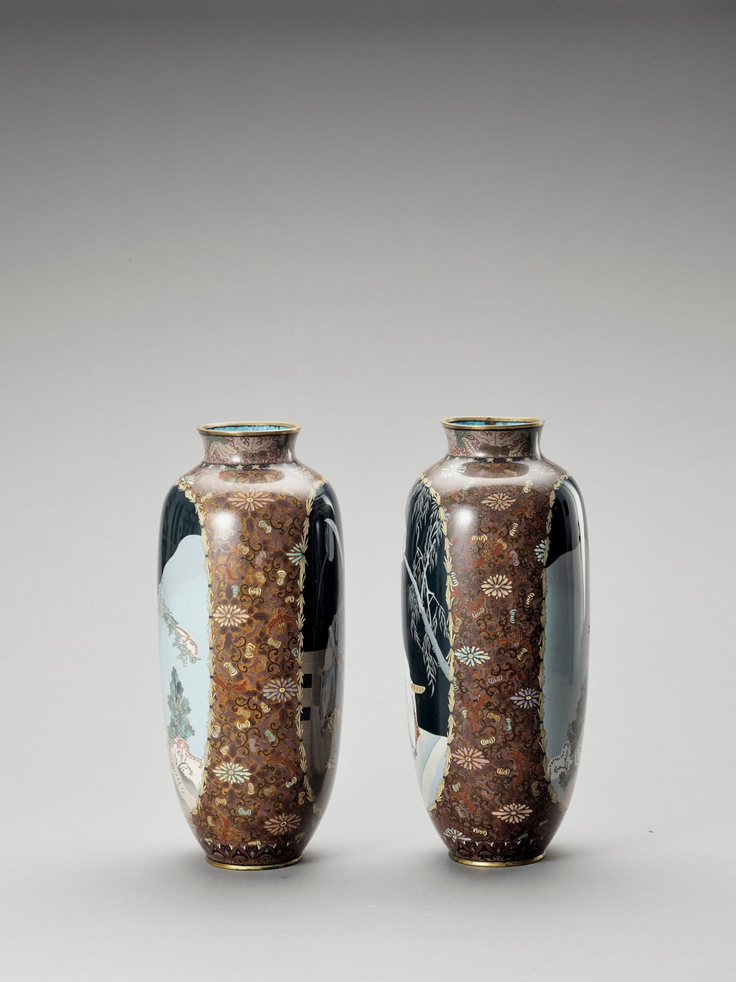 A PAIR OF LARGE CLOISONNÉ VASES - Bild 5 aus 6