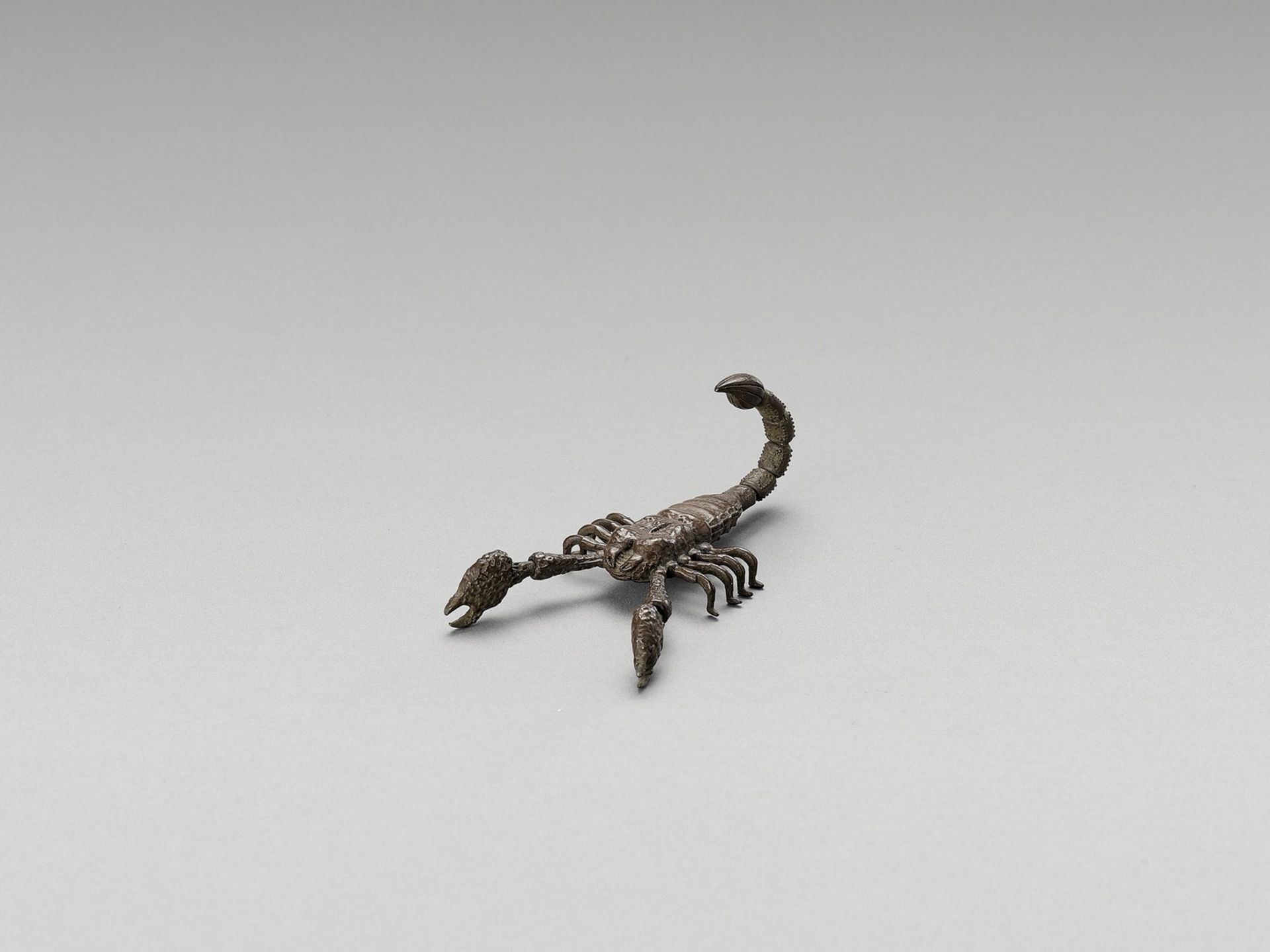 AN ARTICULATED BRONZE OKIMONO OF A SCORPION - Image 2 of 4