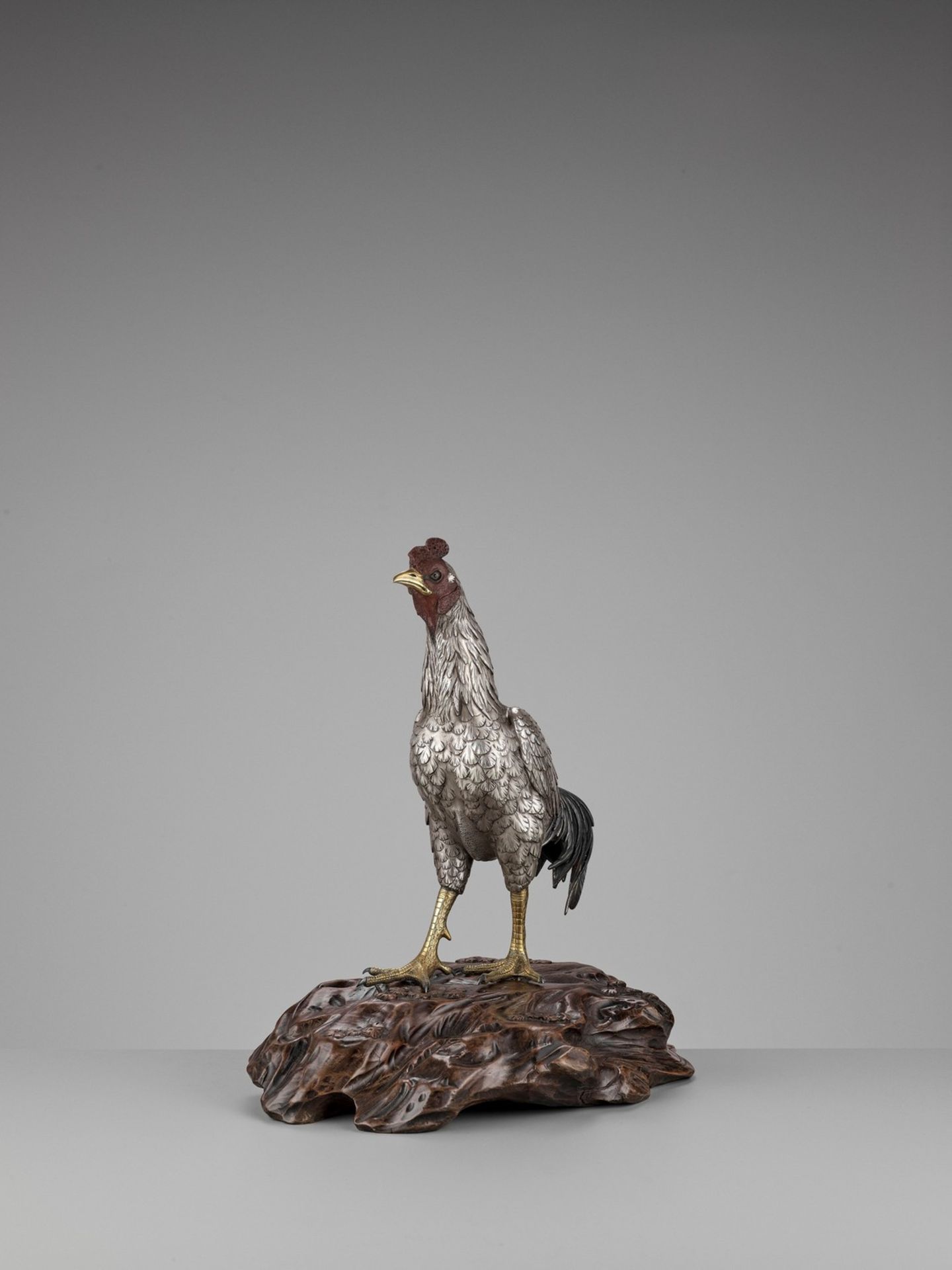 SEIYA: AN UNUSUAL AND RARE PARCEL-GILT SILVERED BRONZE OKIMONO OF A COCKEREL - Bild 5 aus 14