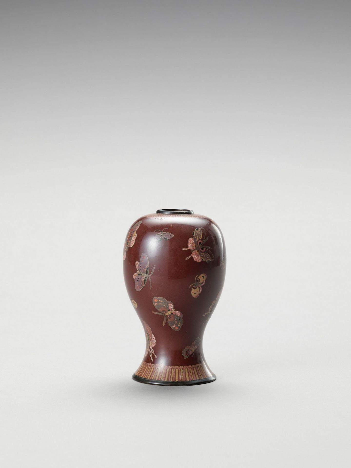 A CLOISONNE ENAMEL VASE WITH BUTTERFLIES - Image 3 of 6