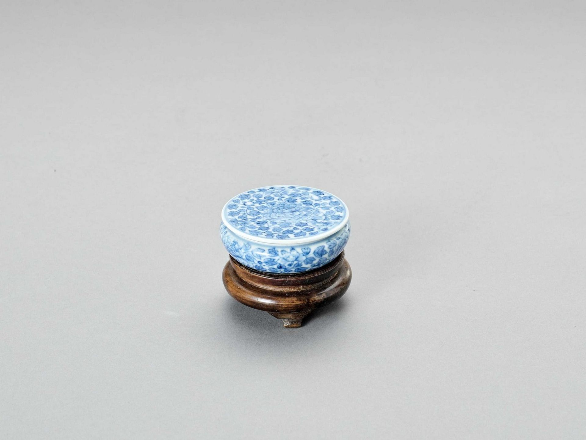 A BLUE AND WHITE PORCELAIN SEAL PASTE BOX AND COVER, LATE QING TO REPUBLIC