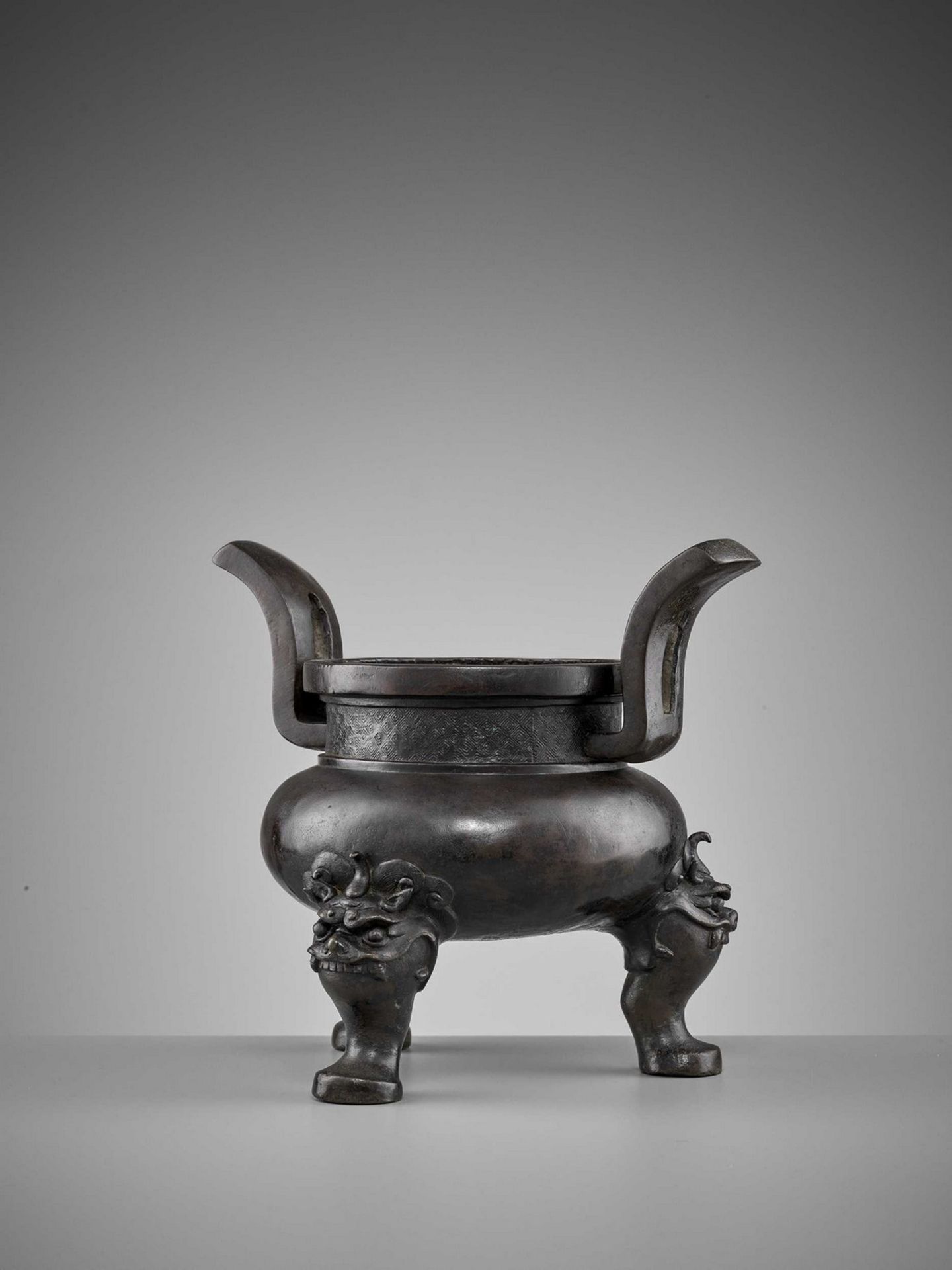 A HEAVILY CAST BRONZE TRIPOD CENSER, MING DYNASTY - Bild 5 aus 11