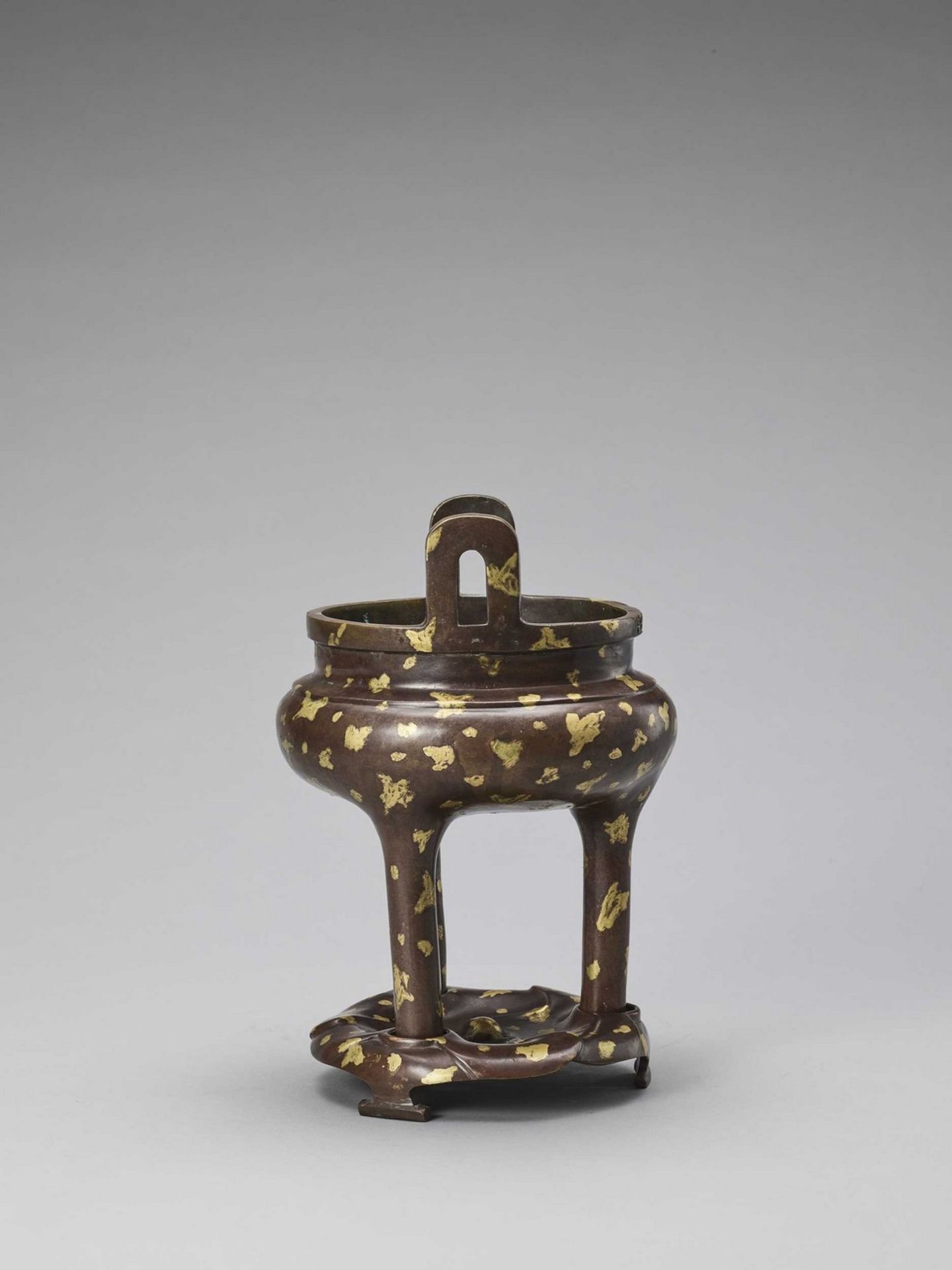 A GOLD-SPLASHED BRONZE TRIPOD CENSER WITH SIX-CHARACTER XUANDE MARK, QING - Bild 6 aus 8